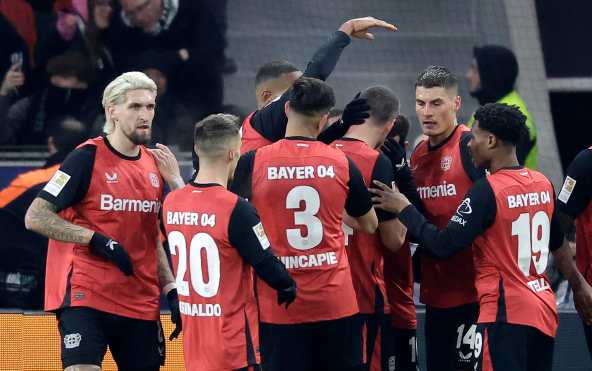 Leverkusen (Germany), 18/01/2025.- Players of Leverkusen celebrate after scoring the 1-0 lead during the German Bundesliga soccer match between Bayer 04 Leverkusen and Borussia Moenchengladbach in Leverkusen, Germany, 18 January 2025. (Alemania, Rusia) EFE/EPA/RONALD WITTEK CONDITIONS - ATTENTION: The DFL regulations prohibit any use of photographs as image sequences and/or quasi-video.