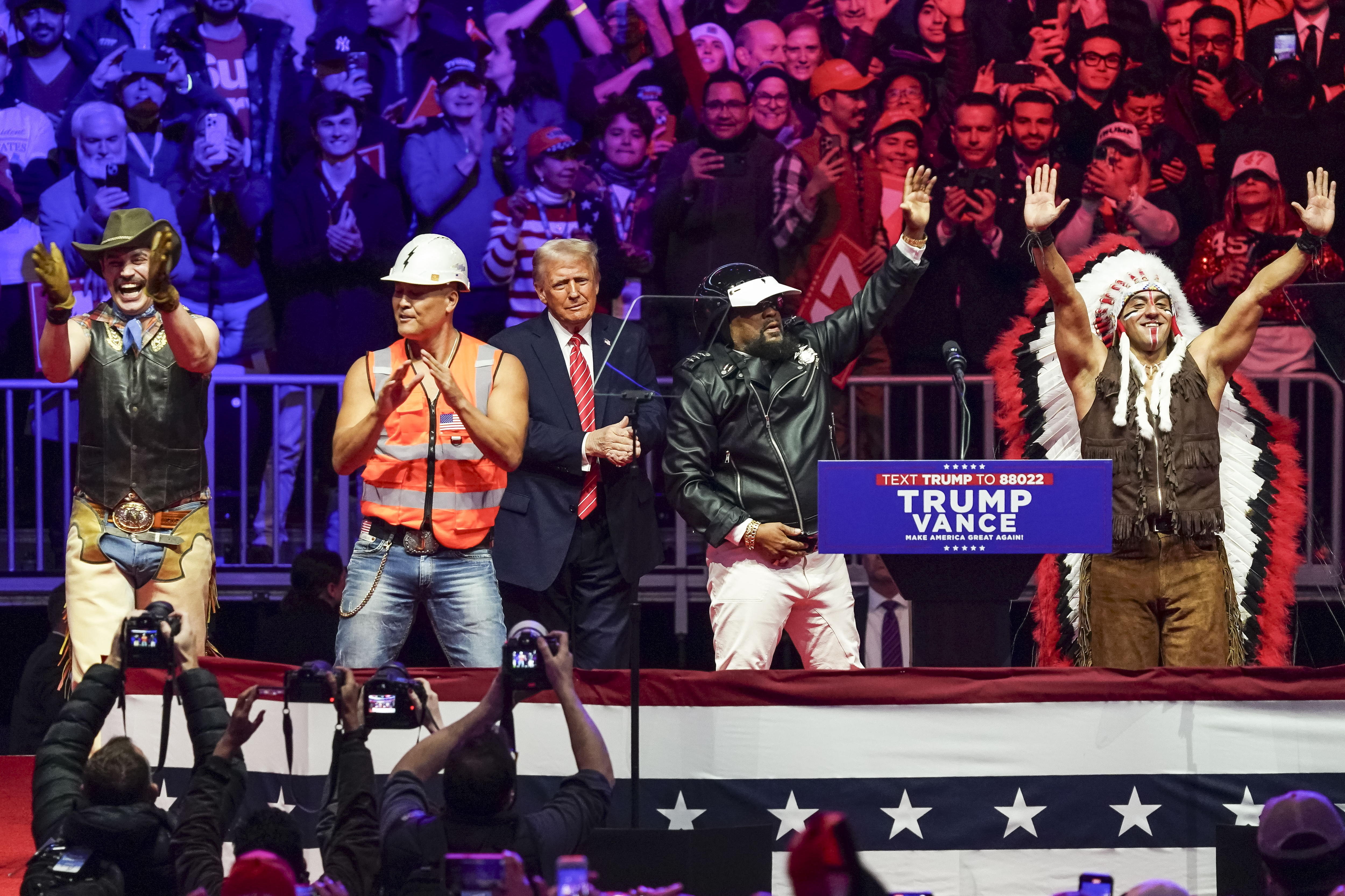 El presidente electo de Estados Unidos, Donald Trump (C), con el grupo The Village People en un mitin este domingo en el Capital One Arena de Washington, DC, Estados Unidos, (Foto Prensa LIbre: EFE/EPA/WILL OLIVER)