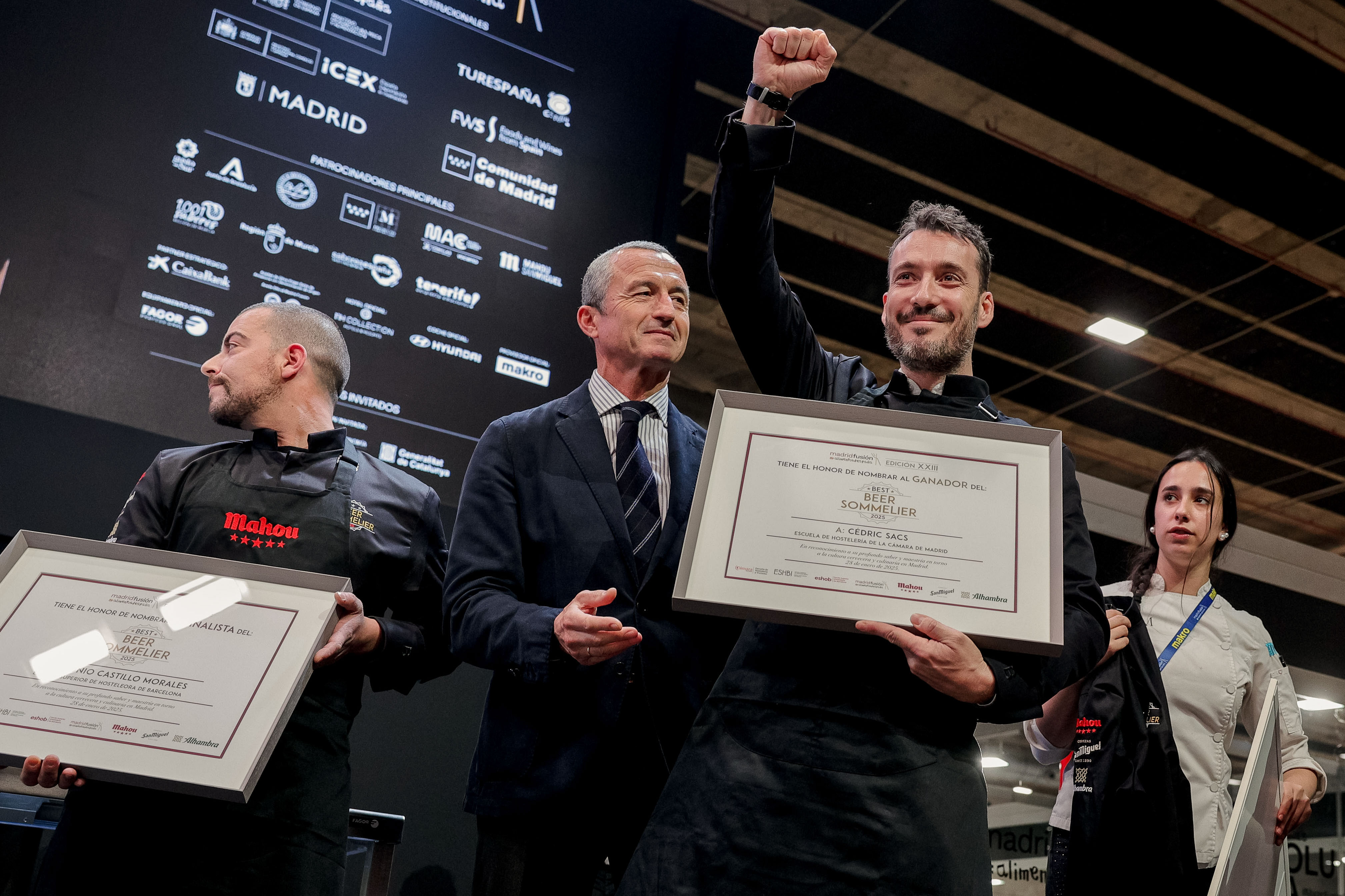 MADRID, 28/01/2025.- Cédric Sachs (2d), un barman de la céntrica cervecería de Madrid Cuatro Gatos, ha sido galardonado este martes con el premio a mejor sumiller de cerveza 2025 en la cumbre gastronómica Madrid Fusión. EFE/ Daniel González