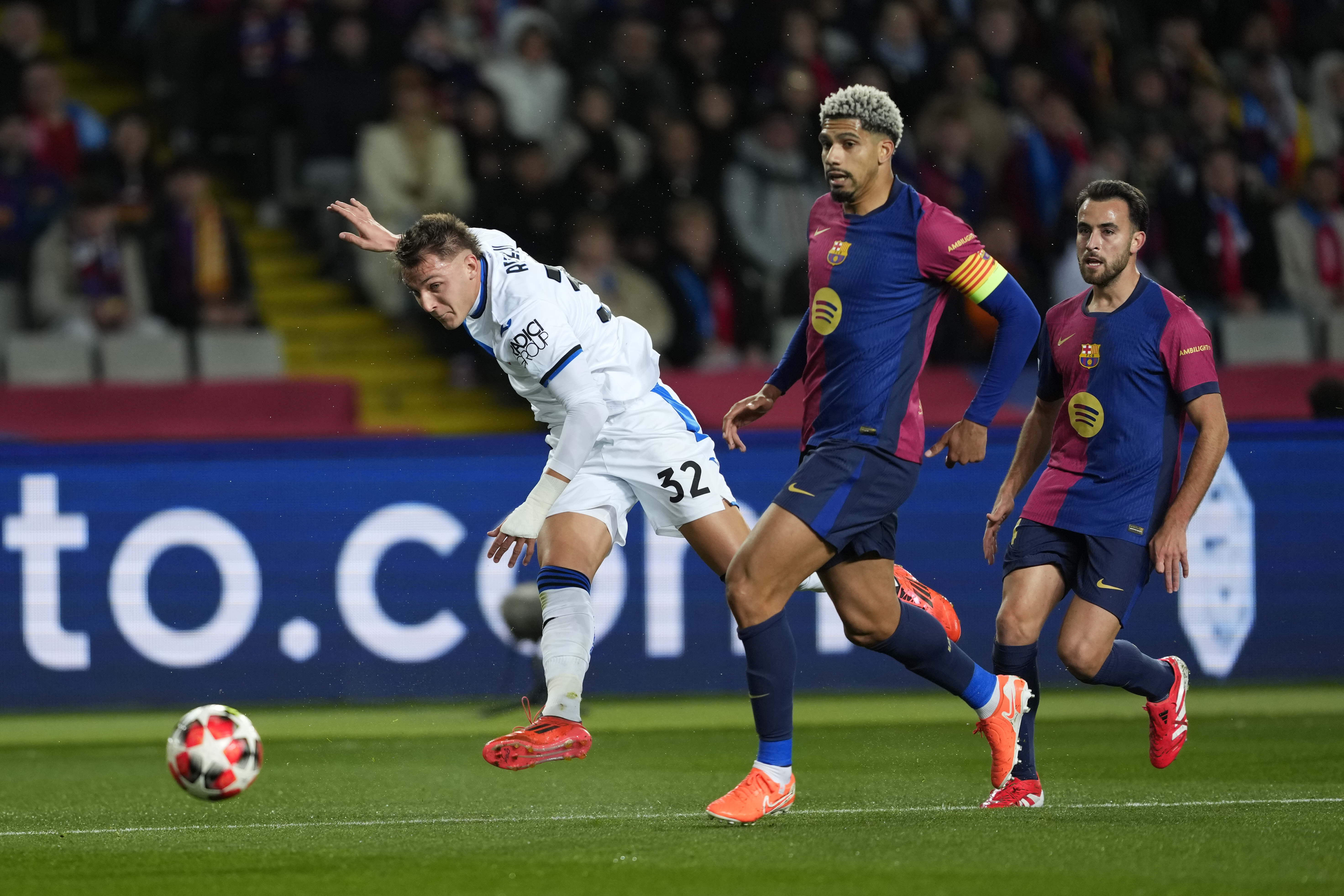 El defensa uruguayo del FC Barcelona, Ronald Araujo pelea un balón con el delantero argentino del Atalanta Mateo Retegui.
