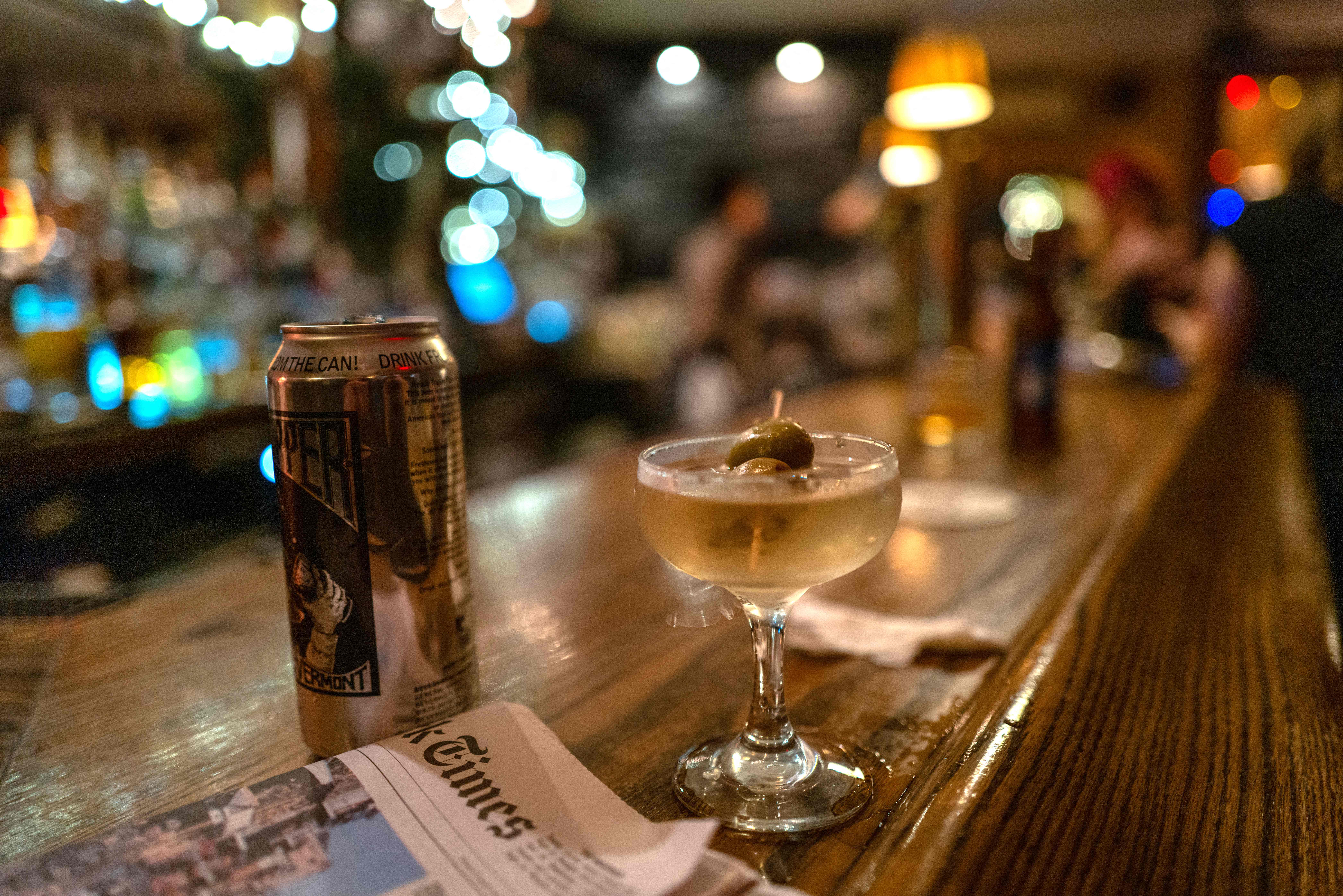 El director general de Salud Pública, Dr. Vivek Murthy, emitió el viernes una nueva advertencia de que el consumo de alcohol puede aumentar el riesgo de cáncer y ha pedido que se actualicen las etiquetas de advertencia sanitarias de las bebidas alcohólicas.  (Foto Prensa Libre: AFP)