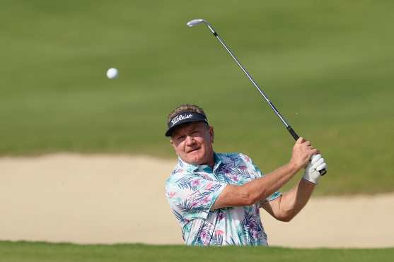 KAILUA KONA, HAWAII - JANUARY 17: Paul Broadhurst of England chips from the bunker onto the 14th green during the second round of the Mitsubishi Electric Championship at Hualalai at Hualalai Golf Club on January 17, 2025 in Kailua Kona, Hawaii.   Christian Petersen/Getty Images/AFP (Photo by Christian Petersen / GETTY IMAGES NORTH AMERICA / Getty Images via AFP)