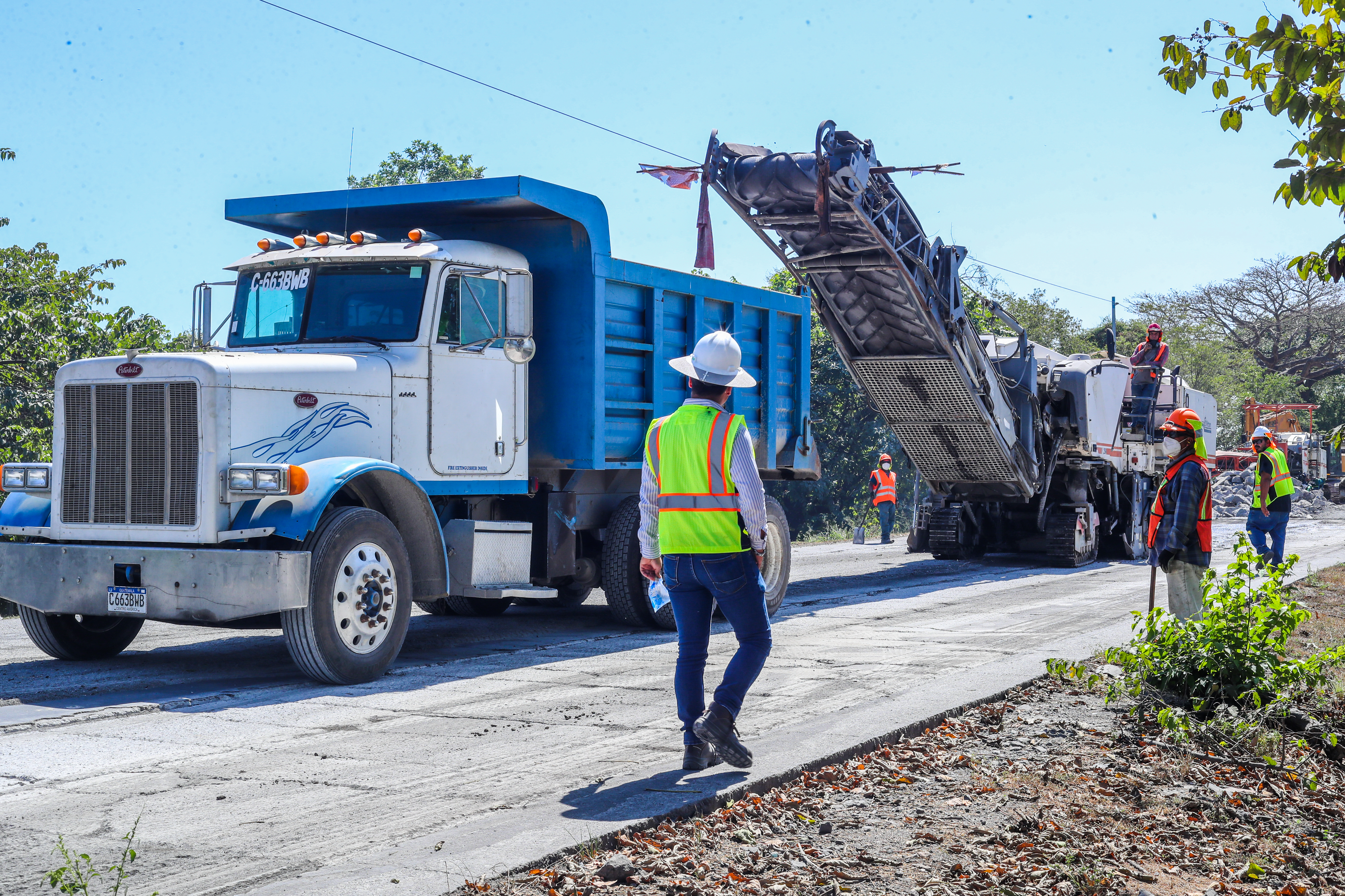 Actualmente, luego de siete meses de haber iniciado los trabajos en la autopista, se está trabajando en el kilómetro 62 (Puente Limoncillo), en el kilómetro 84 con los drenajes transversales y en el kilómetro 90 se prepara la colocación de asfalto. (Foto Prensa Libre: Juan Diego González)
