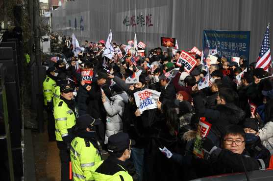 Pro-Yoon supporters demonstrate outside the Seoul Western District Court in Seoul on January 18, 2025, as the court weighs whether to extend the detention of impeached South Korea President Yoon Suk Yeol, after investigators arrested him over a failed martial law bid. Yoon, who has claimed his arrest and investigation is illegal, threw the nation into chaos on December 3 when he attempted to suspend civilian rule, citing the need to combat threats from "anti-state elements". (Photo by JUNG Yeon-je / AFP)