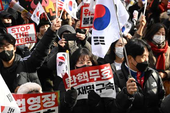 Pro-Yoon supporters demonstrate outside the Seoul Western District Court in Seoul on January 18, 2025, as the court weighs whether to extend the detention of impeached South Korea President Yoon Suk Yeol, after investigators arrested him over a failed martial law bid. Yoon, who has claimed his arrest and investigation is illegal, threw the nation into chaos on December 3 when he attempted to suspend civilian rule, citing the need to combat threats from "anti-state elements". (Photo by JUNG Yeon-je / AFP)