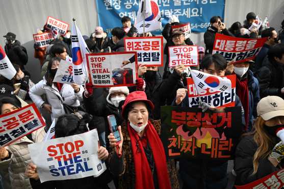 Pro-Yoon supporters demonstrate outside the Seoul Western District Court in Seoul on January 18, 2025, as the court weighs whether to extend the detention of impeached South Korea President Yoon Suk Yeol, after investigators arrested him over a failed martial law bid. Yoon, who has claimed his arrest and investigation is illegal, threw the nation into chaos on December 3 when he attempted to suspend civilian rule, citing the need to combat threats from "anti-state elements". (Photo by JUNG Yeon-je / AFP)