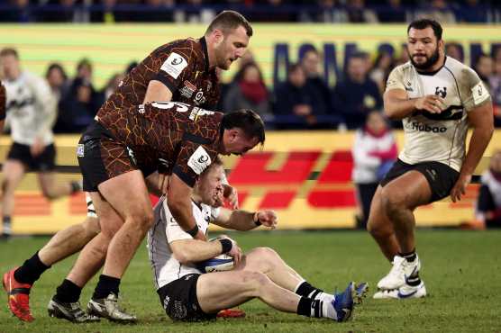 Bristols Irish scrum half Kieran Marmion (Down) fights for the ball with Clermont's French lock Thomas Ceyte and Clermont's French hooker Barnabe Massa during the European Rugby Champions Cup pool 2 match between Clermont and Bristol Bears at the Marcel-Michelin Stadium in Clermont-Ferrand, central France, on January 18, 2025. (Photo by Alex MARTIN / AFP)