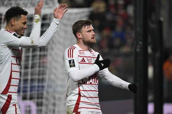 Brest's French midfielder #08 Hugo Magnetti celebrates after scoring his team's first goal during the French L1 football match between Stade Rennais FC and Stade Brestois 29 (Brest) at Roazhon Park stadium in Rennes, western France on January 18, 2025. (Photo by DAMIEN MEYER / AFP)