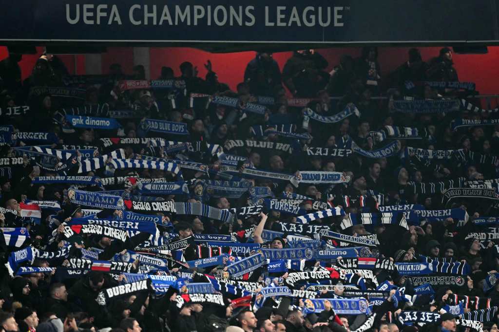 Aficionados apoyan a su equipo en la Champions League.