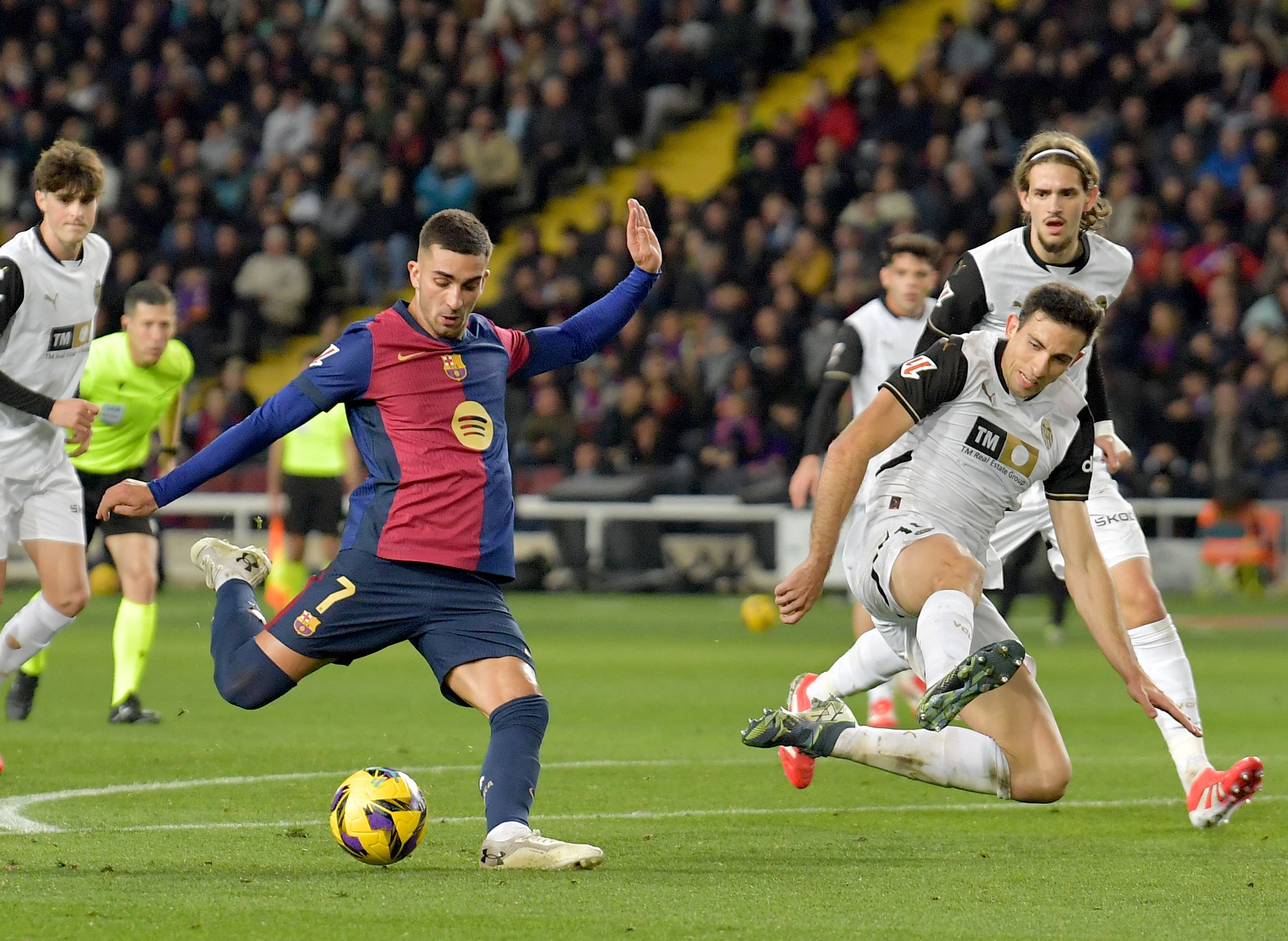 Ferran Torres durante un partido con el Barcelona ante el Valencia.