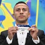 El exjugador español Thiago Alcántara sostiene el papel con el nombre del Real Madrid.