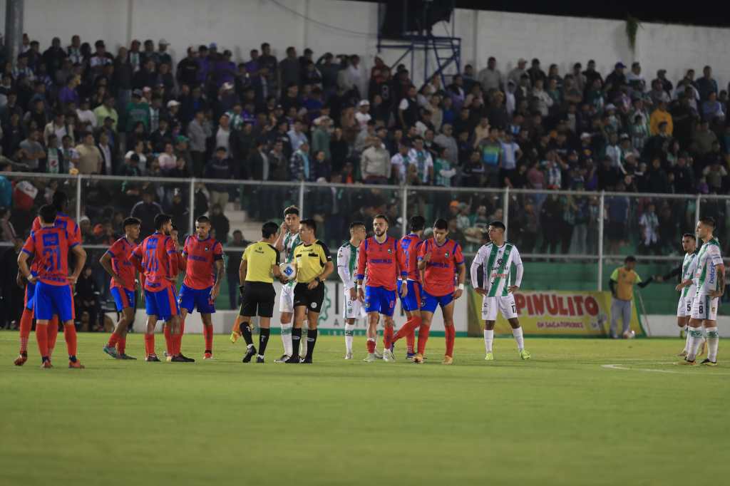 Jugadores de Municipal en el reclamo tras la tarjeta roja.