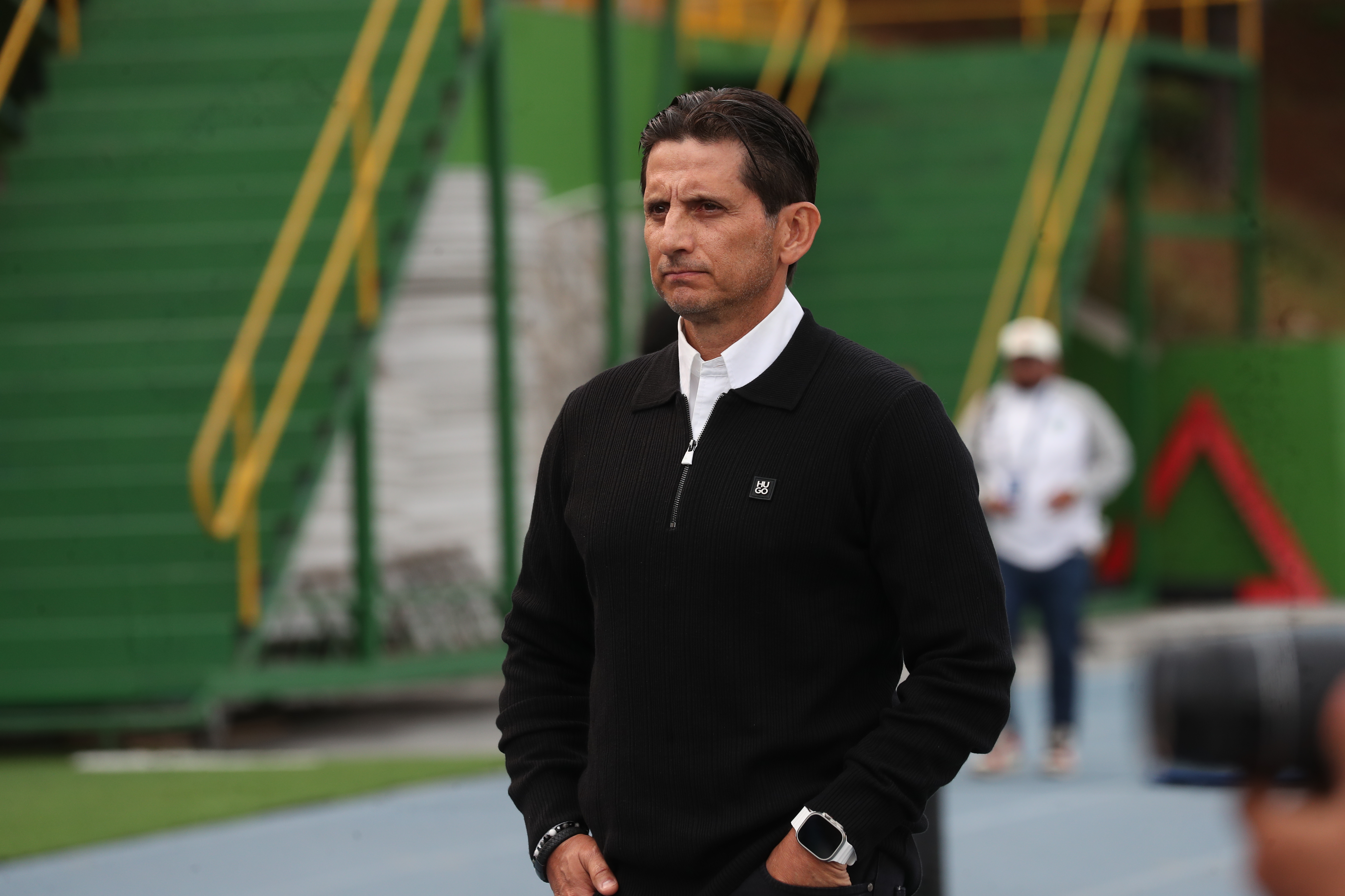El técnico de Comunicaciones, Ronald González, durante un partido en el estadio Cementos Progreso.