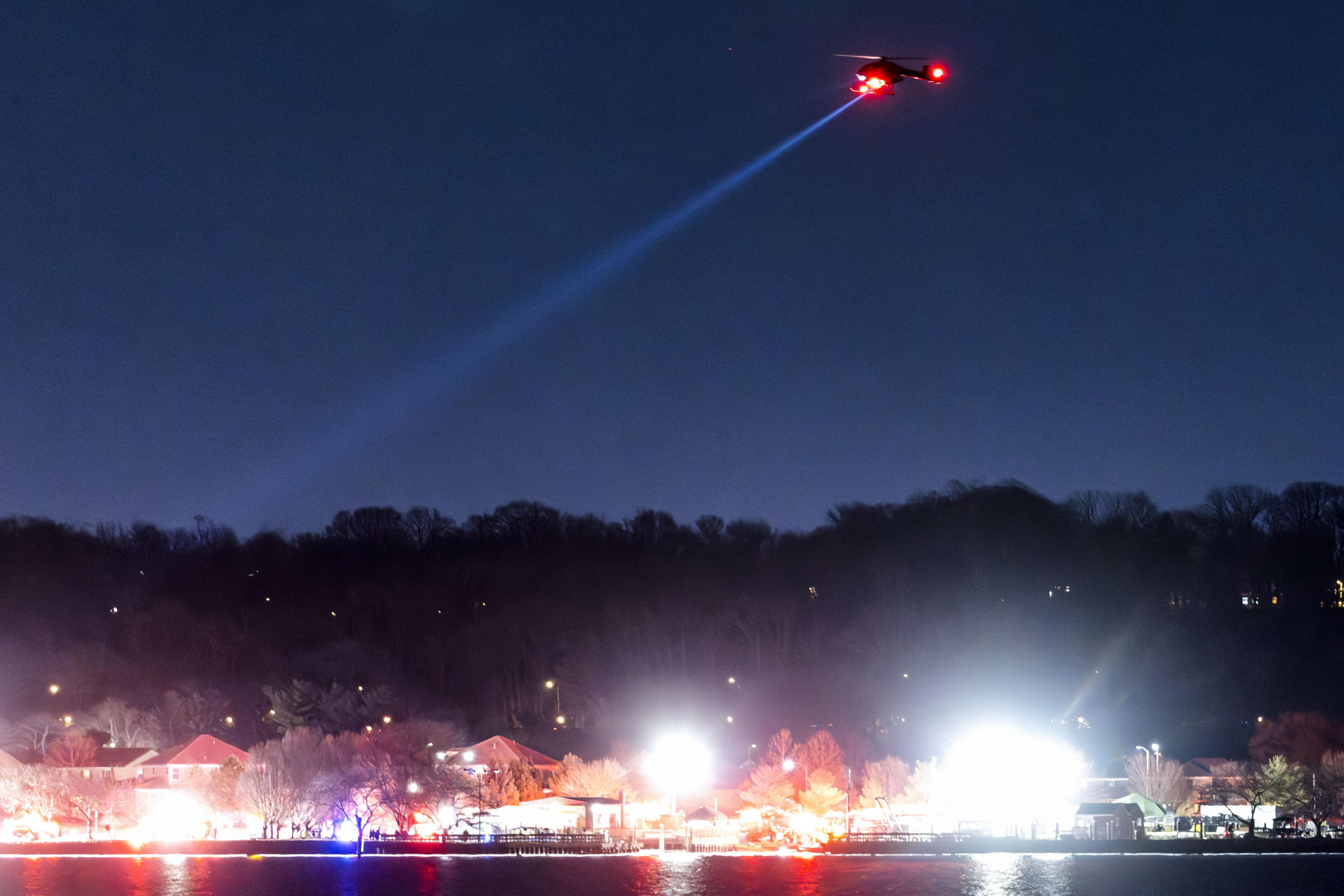 Los equipos de rescate buscan en el río Potomac después de que, al parecer, un avión comercial colisionara con un helicóptero militar en la aproximación al aeropuerto nacional Ronald Reagan de Washington, DC, Estados Unidos, 29 de enero de 2025. (Foto Prensa Libre: EFE)