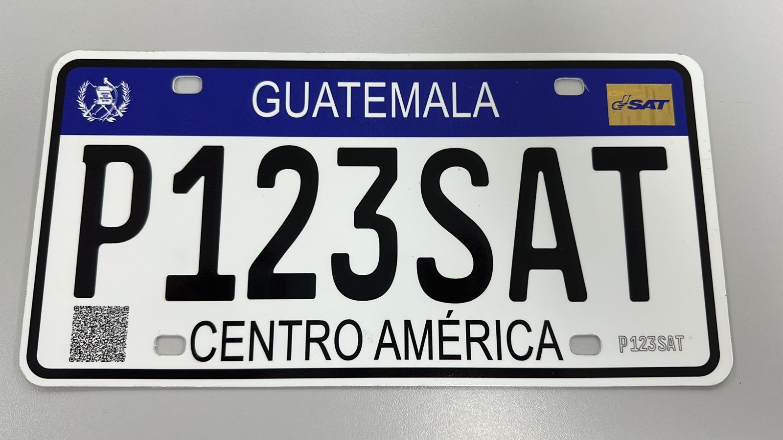 A partir de enero de 2025, el Taller Nacional de Grabado en Acero será responsable de la producción de las placas vehiculares en Guatemala, utilizando poliestireno como material. (Foto, Prensa Libre. Cortesía. SAT)