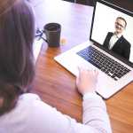 Una mujer frente aun computador