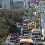Trnsito vehicular en el Boulevar Los Prceres de la zona 10 por la afluencia de personas que buscan realizar sus compras navideas.
Foto: Edwin Bercin