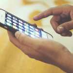 una persona sosteniendo un celular con las manos