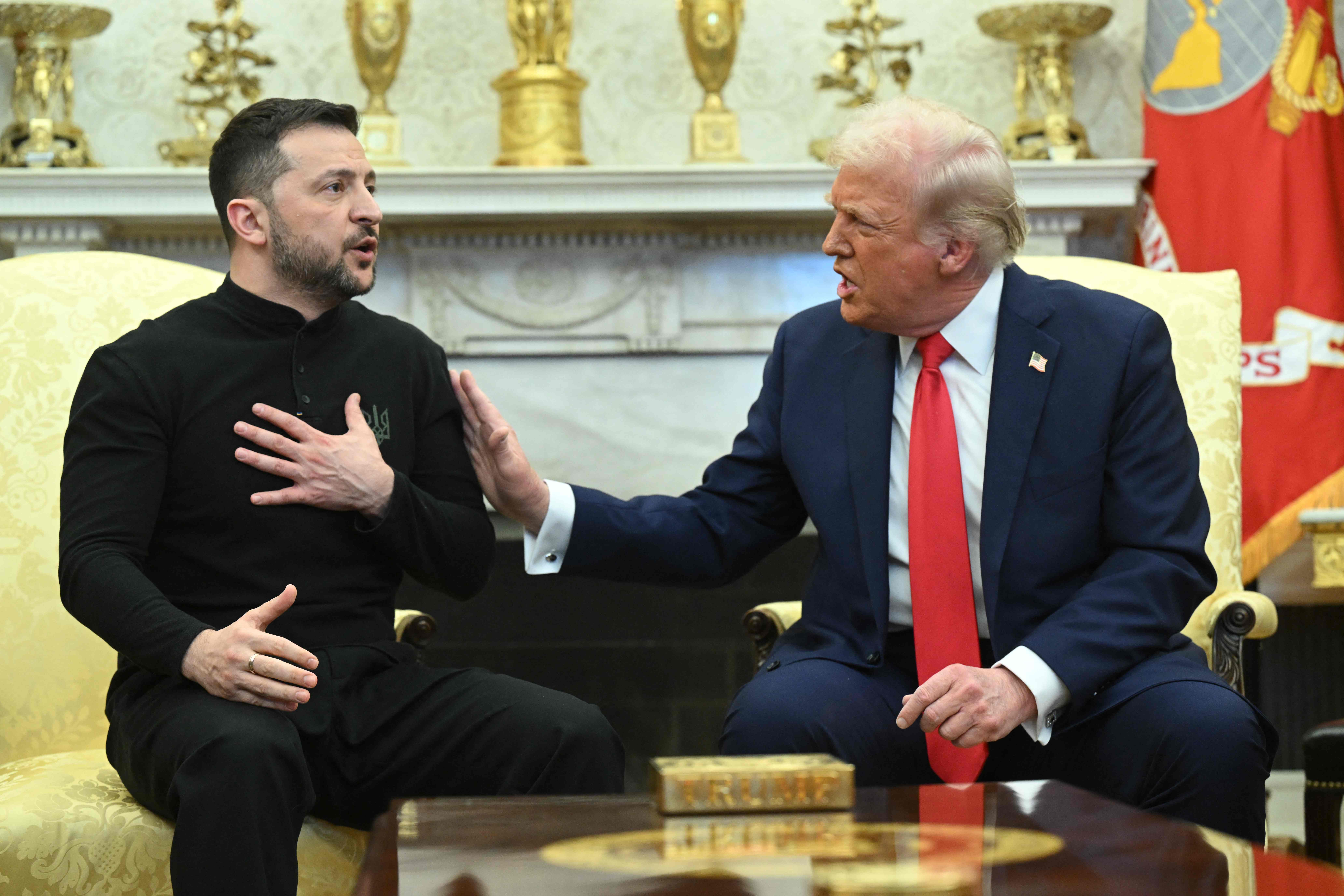 Trump y el vicepresidente JD Vance reprendieron a Volodímir Zelensky durante una reunión conflictiva en la Casa Blanca, que acabó con la retirada del ucraniano sin firmar el acuerdo de metales previsto, tras semanas de negociaciones. (Foto Prensa Libre: AFP)