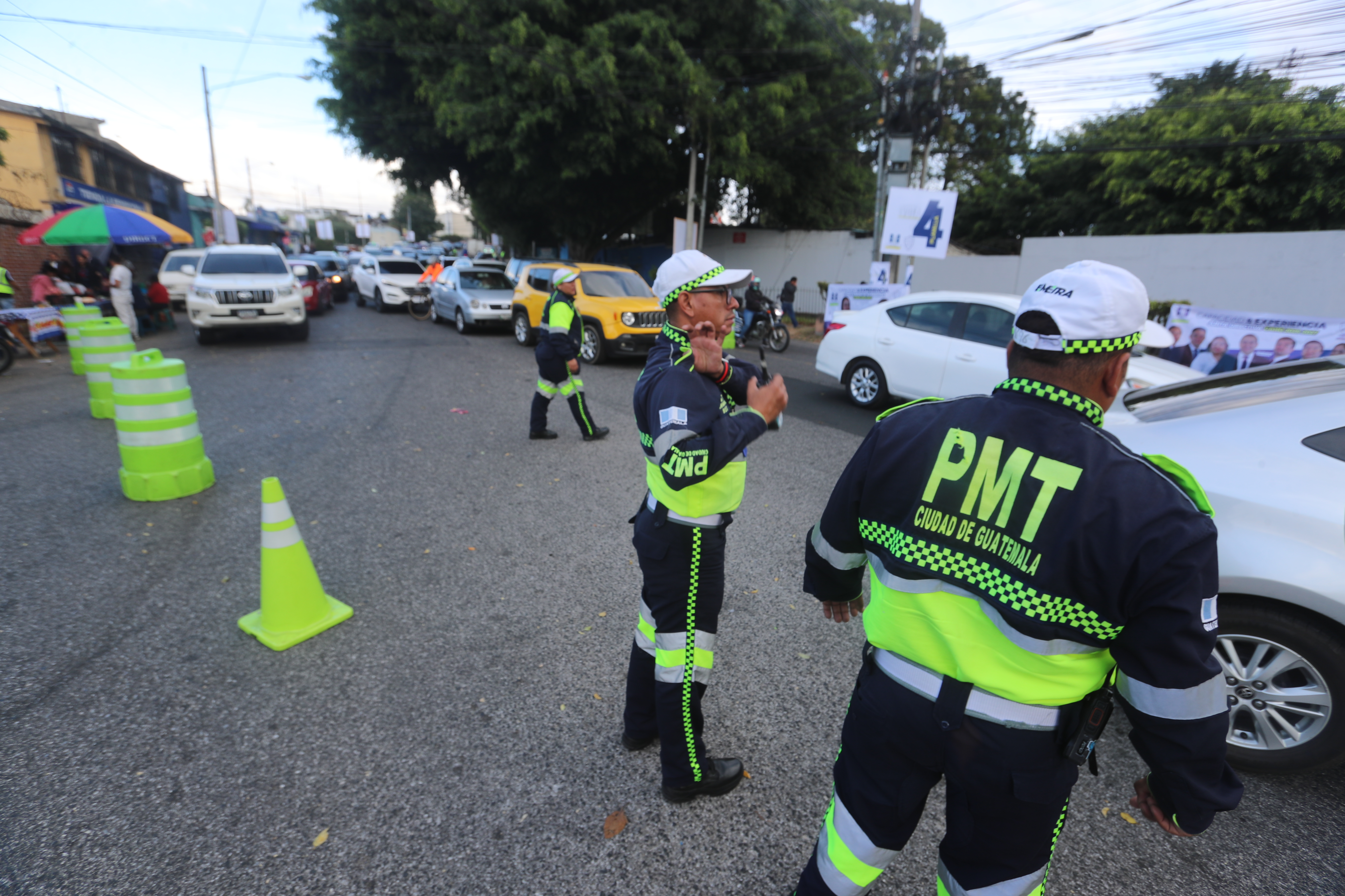 CANG, SEGUNDA VUELTA, PRIMERA HORA. Se llev a cabo la segunda vuelta de las elecciones del Colegio de Abogados y Notarios de Guatemala (CANG) en las instalaciones del Club de Oficiales. Mucha afluencia de votantes y una mejor coordinacin en el trfico vehcular en los alrededores fue lo que marcaron estas primeras horas de las votaciones. En la imagen, agentes de la PMT coordinan el trfico en las afueras del Club de Oficiales.

Juan Diego Gonzlez.  140225