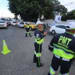 CANG, SEGUNDA VUELTA, PRIMERA HORA. Se llev a cabo la segunda vuelta de las elecciones del Colegio de Abogados y Notarios de Guatemala (CANG) en las instalaciones del Club de Oficiales. Mucha afluencia de votantes y una mejor coordinacin en el trfico vehcular en los alrededores fue lo que marcaron estas primeras horas de las votaciones. En la imagen, agentes de la PMT coordinan el trfico en las afueras del Club de Oficiales.
Juan Diego Gonzlez. 140225