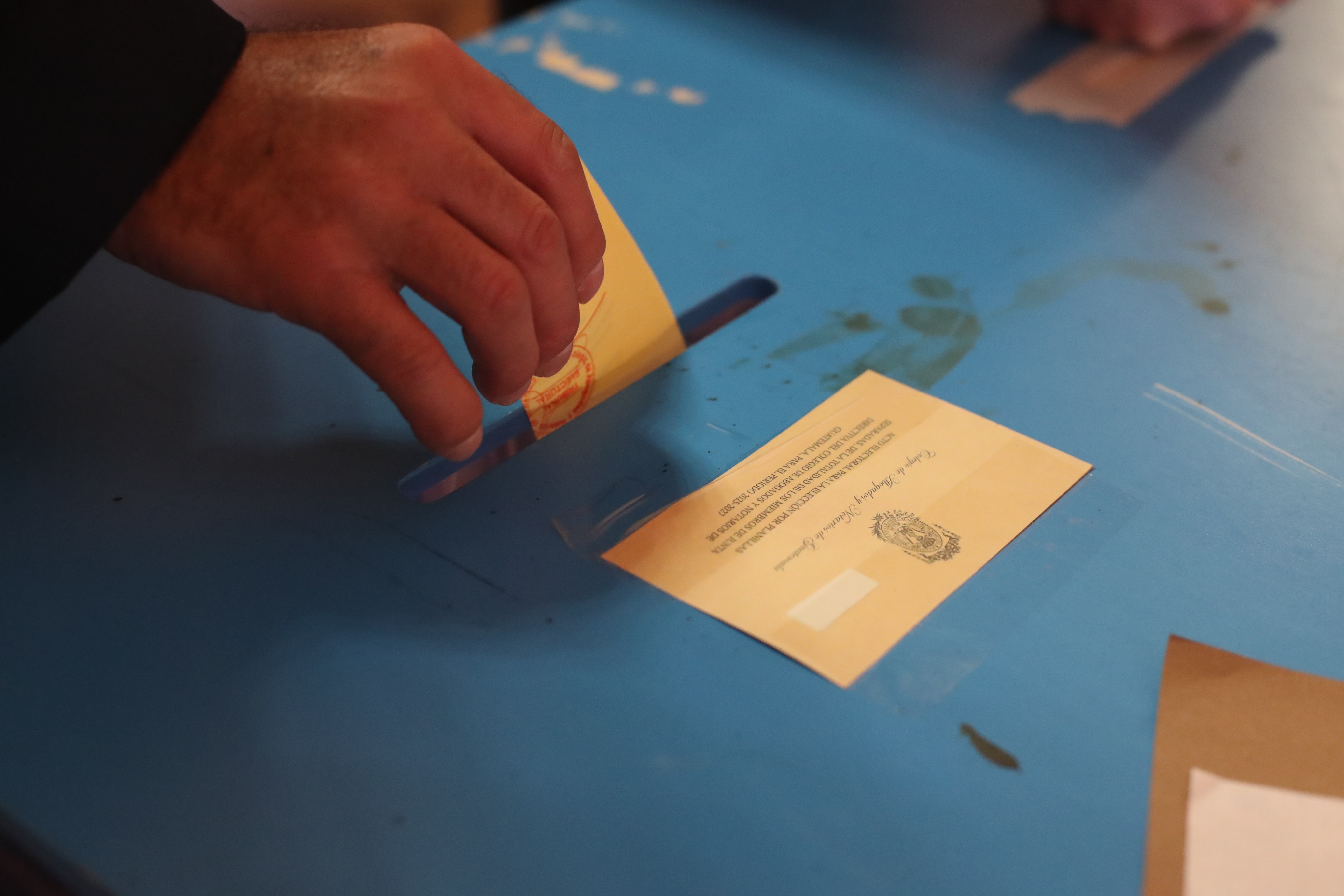 CANG, SEGUNDA VUELTA, PRIMERA HORA. Se llev a cabo la segunda vuelta de las elecciones del Colegio de Abogados y Notarios de Guatemala (CANG) en las instalaciones del Club de Oficiales. Mucha afluencia de votantes y una mejor coordinacin en el trfico vehcular en los alrededores fue lo que marcaron estas primeras horas de las votaciones. En la imagen, ambiente en las votaciones.

Juan Diego Gonzlez.  140225