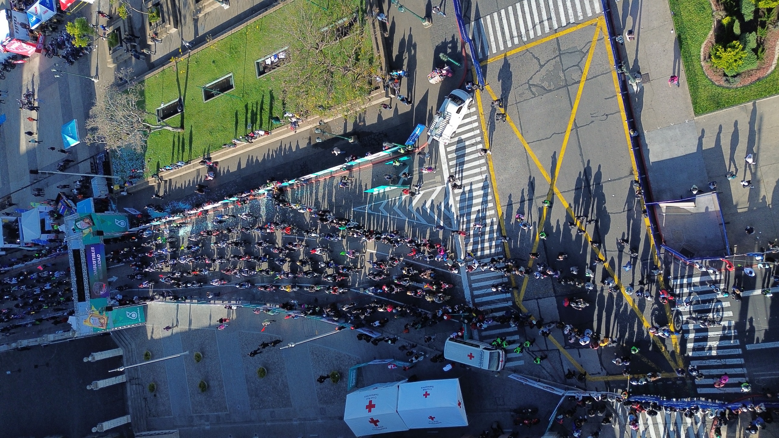 Con la frase “zorros de corazón”, Eddy Villa de León, conocido como Zorro Mayor, inició la caravana la edición 2025. (Foto Prensa Libre: Oscar Vásquez Mijangos)