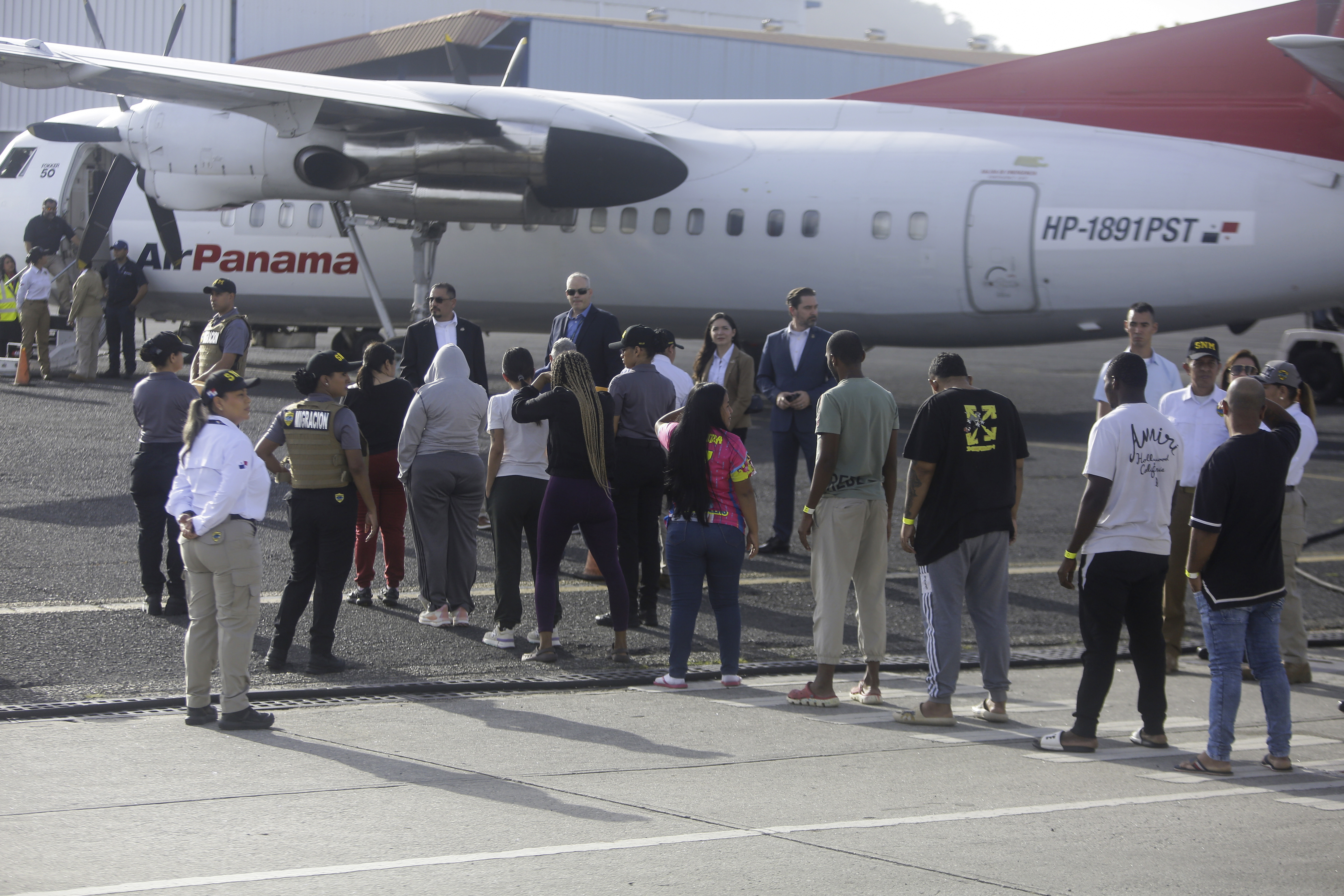 -FOTODELDÍA- AME6578. CIUDAD DE PANAMÁ (PANAMÁ), 03/02/2025.- Migrantes esperan para subir a un avión en un vuelo de deportación de Panamá a Colombia este lunes, en el Aeropuerto Internacional Marcos A. Gelabert en la Ciudad de Panamá (Panamá). El secretario de Estado de Estados Unidos, Marco Rubio, estuvo presente en el proceso de deportación de migrantes desde Panamá hacia Colombia, que forma parte de un acuerdo con los Estados Unidos para costear esas repatrIaciones. EFE/ Carlos Lemos