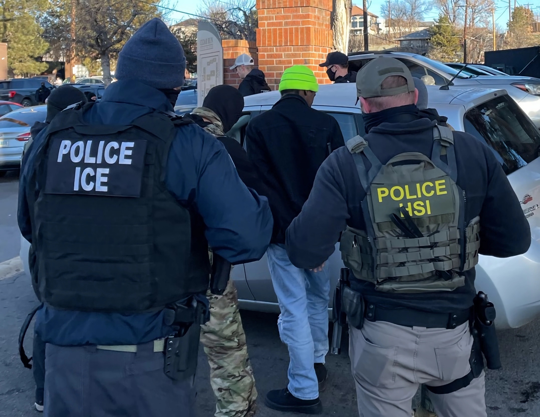 Arrestan en redadas en Aurora a 100 pandilleros del Tren de Aragua y a otros migrantes