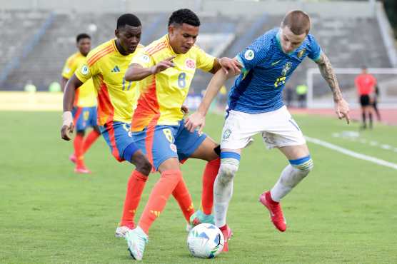 AMDEP2016. CARACAS (VENEZUELA), 07/02/2025.- Royner Benítez (i) de Colombia disputa un balón con Gustavo Prado de Brasil este viernes, en un partido del hexagonal final del Campeonato Sudamericano sub-20 entre las selecciones de Colombia y Brasil en el estadio Olímpico de la Universidad Central en Caracas (Venezuela). EFE/ Ronald Peña R