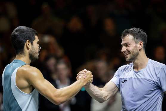 Rotterdam (Netherlands), 07/02/2025.- Carlos Alcaraz (L) of Spain celebrates after winning the quarterfinals match against Pedro Martinez (R) of Spain at the Rotterdam Open tennis tournament in Rotterdam, Netherlands, 07 February 2025. (Tenis, Países Bajos; Holanda, España) EFE/EPA/Sander Koning