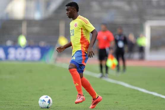 AMDEP2018. CARACAS (VENEZUELA), 07/02/2025.- John Edwin Montaño de Colombia patea un balón este viernes, en un partido del hexagonal final del Campeonato Sudamericano sub-20 entre las selecciones de Colombia y Brasil en el estadio Olímpico de la Universidad Central en Caracas (Venezuela). EFE/ Ronald Peña R