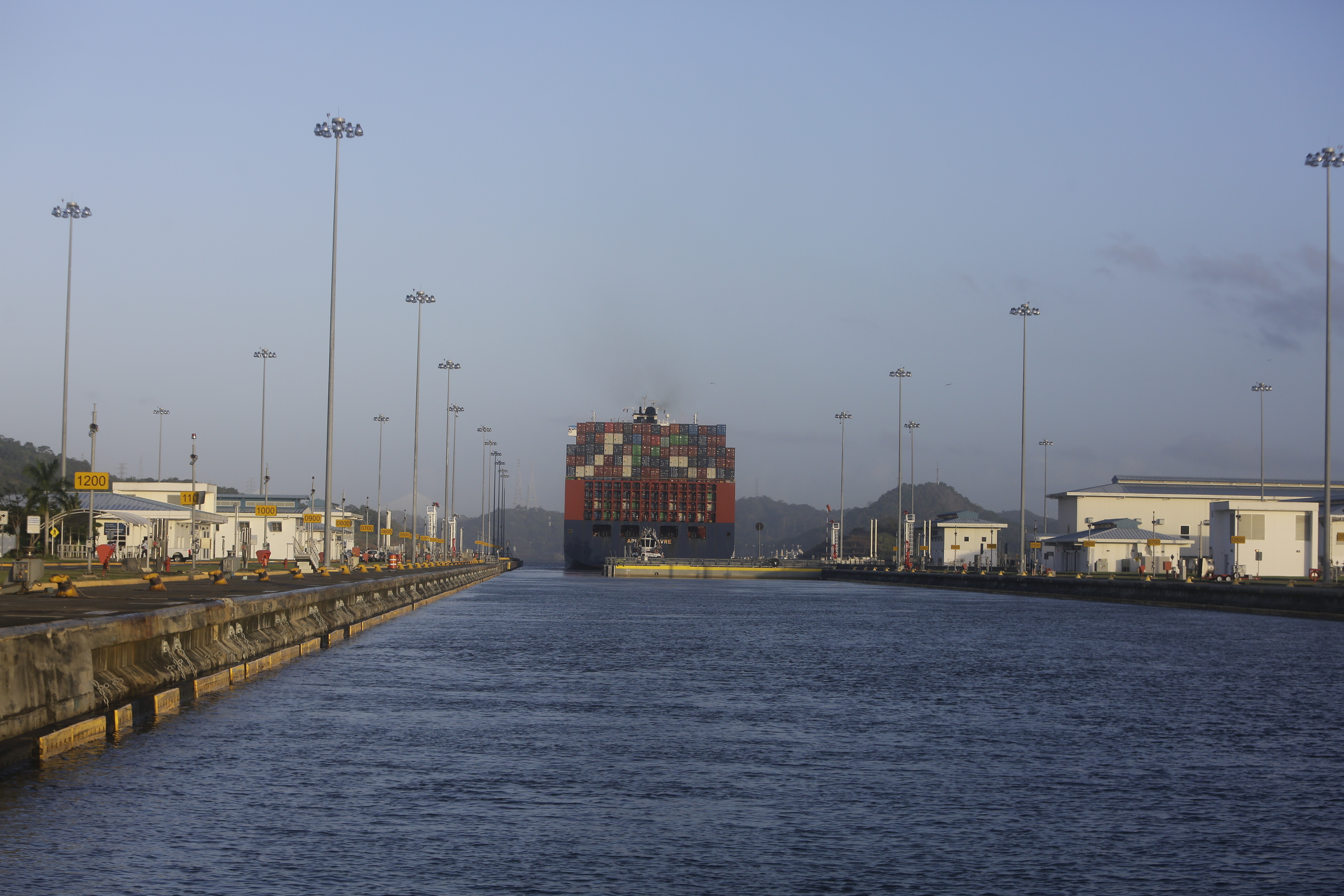 Canal de Panamá: Barco atraviesa esclusas de Cocolí