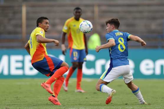 AMDEP2017. CARACAS (VENEZUELA), 07/02/2025.- Jordan Barrera (i) de Colombia disputa un balón con Breno Bidon de Brasil este viernes, en un partido del hexagonal final del Campeonato Sudamericano sub-20 entre las selecciones de Colombia y Brasil en el estadio Olímpico de la Universidad Central en Caracas (Venezuela). EFE/ Ronald Peña R