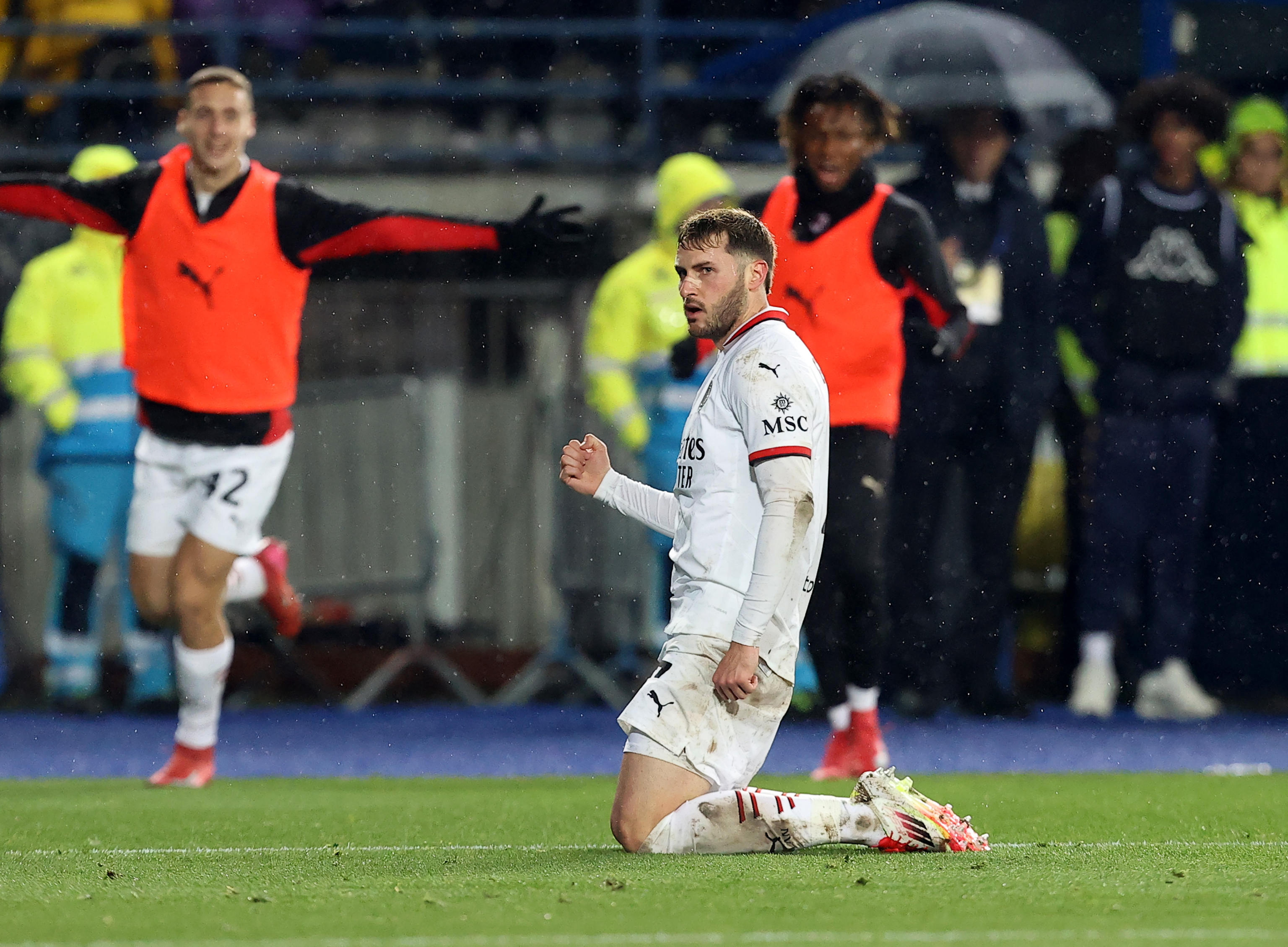 Empoli (Italy), 08/02/2025.- AC Milans midfielder Santiago Gimenez celebrates after scoring a goal  in the Italian Serie A soccer match between Empoli FC and AC Milan at Carlo Castellani Stadium in Empoli, Italy, 08 February 2025.  (Italia) EFE/EPA/CLAUDIO GIOVANNINI