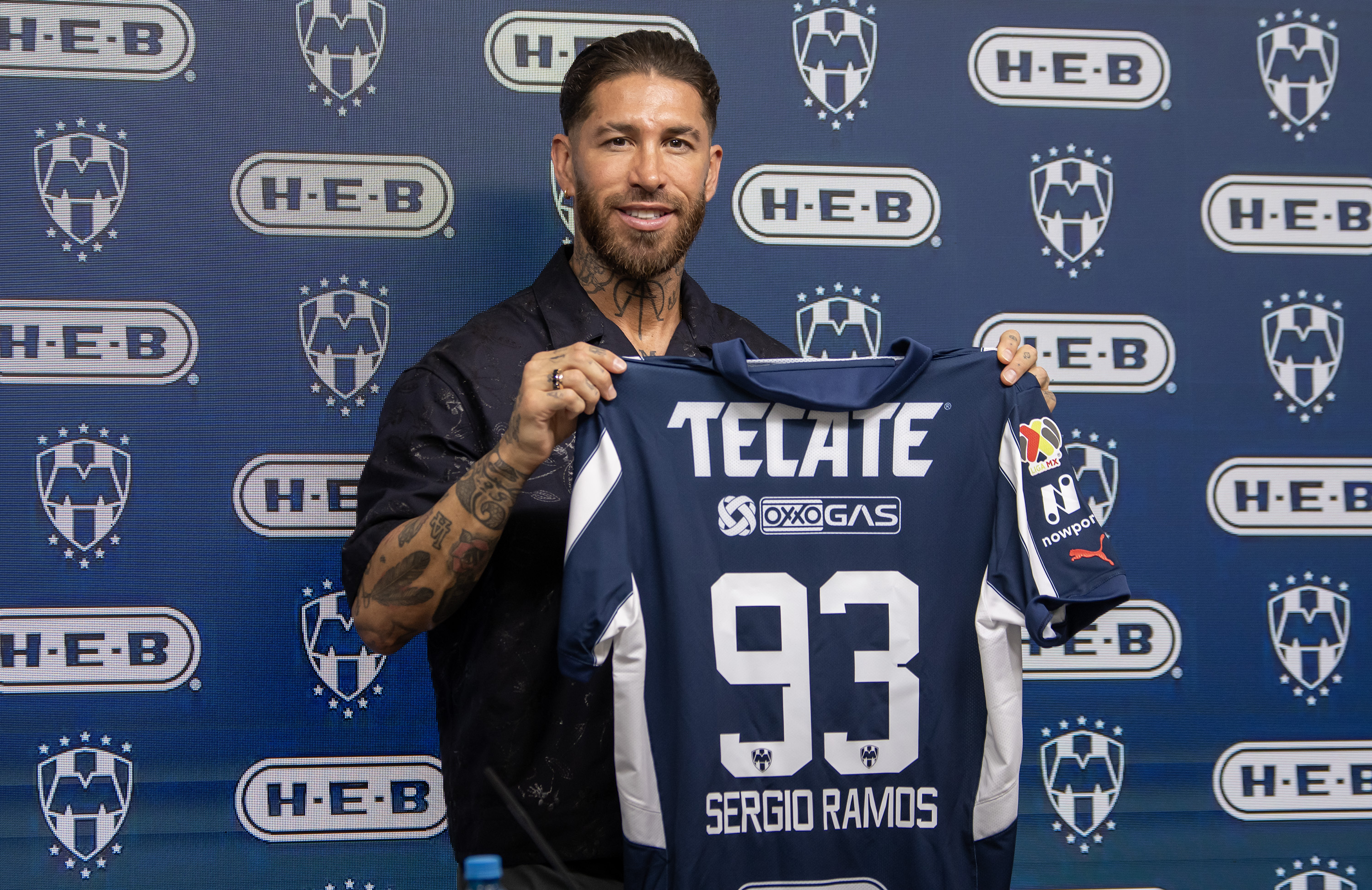 AME8720. MONTERREY (MÉXICO), 09/02/2025.- El jugador español Sergio Ramos posa con la camiseta de Monterrey durante una rueda de prensa en su presentación como nuevo jugador del equipo, este domingo en Monterrey (México). EFE/ Miguel Sierra