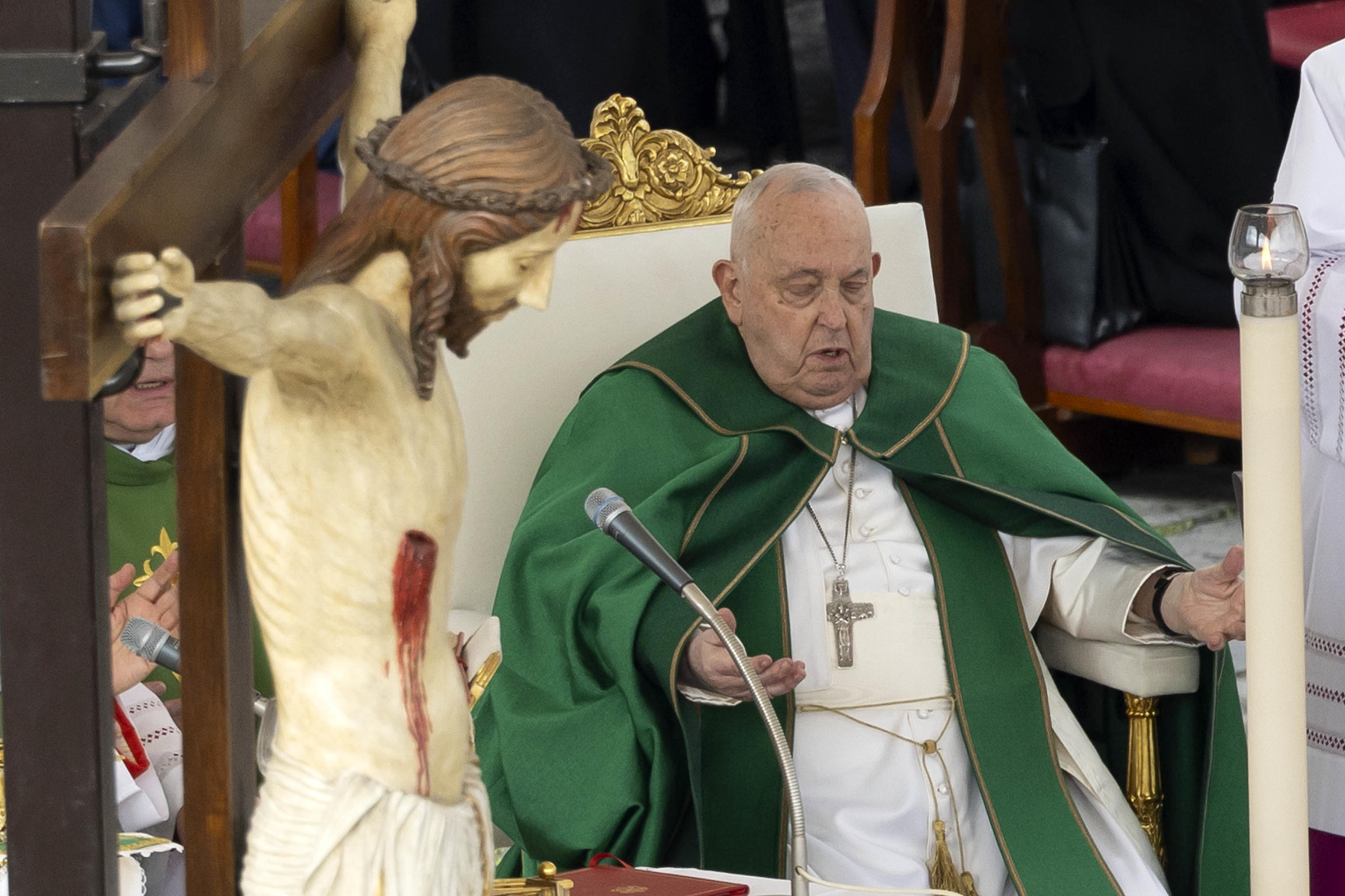 El papa Francisco interrumpió su homilía el 9 de febrero de 2025 por dificultades respiratorias. (Foto Prensa Libre: EFE)