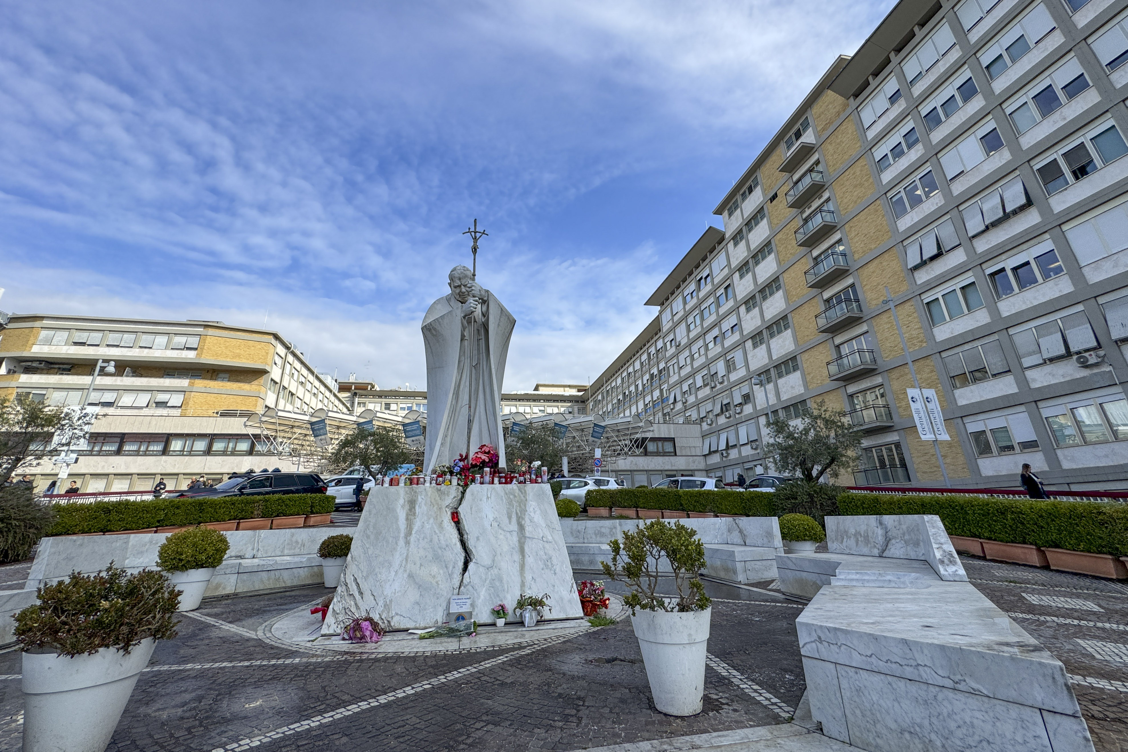 Vista de un monumento con velas y flores que piden por el Papa, este jueves en Roma. (Foto Prensa Libre: EFE)