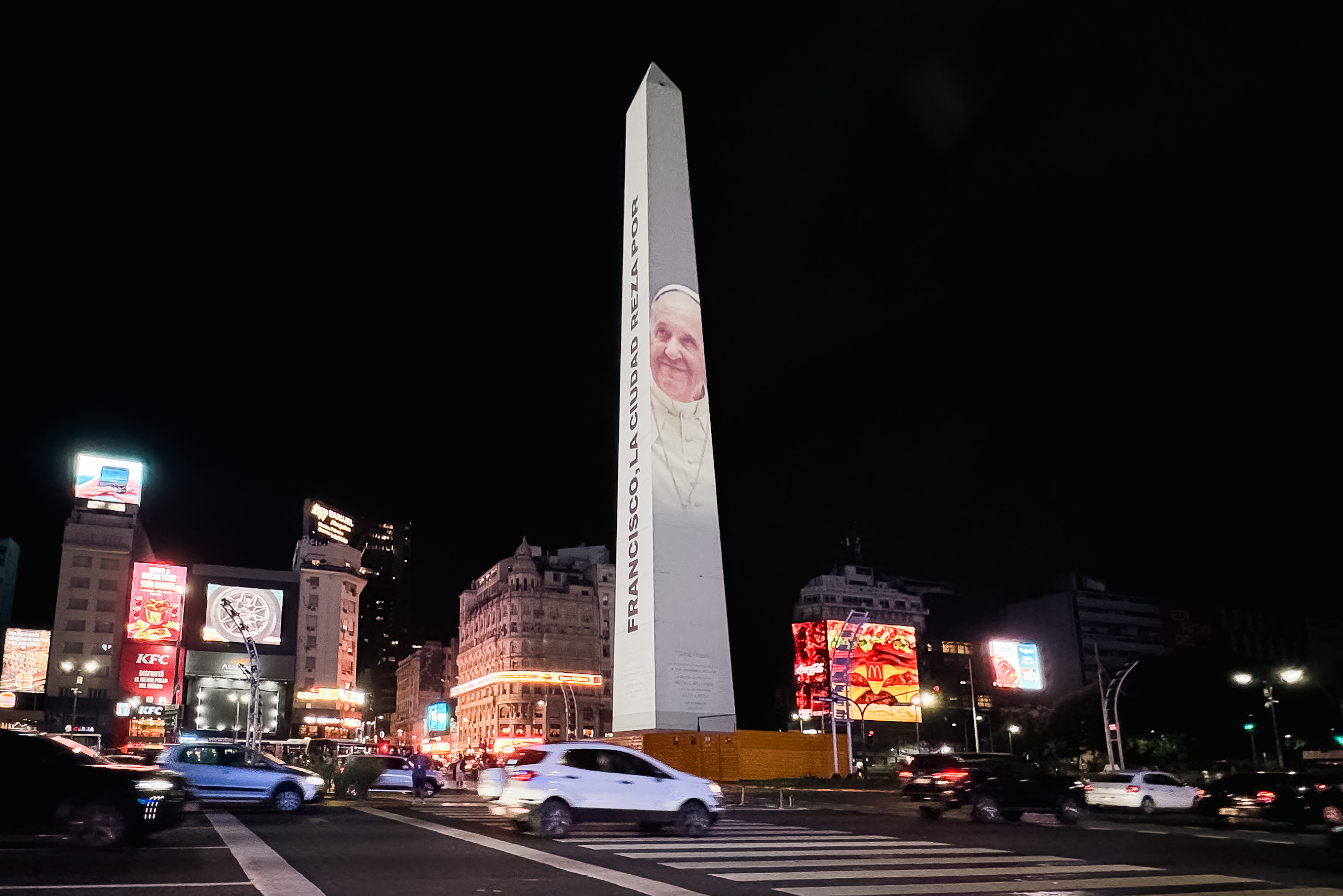La noche del viernes 21 de febrero fue iluminada con la imagen del Papa Francisco y el mensaje "Francisco, la ciudad reza por vos" el monumento del Obelisco Buenos Aires, Argentina. (Foto Prensa Libre: EFE)