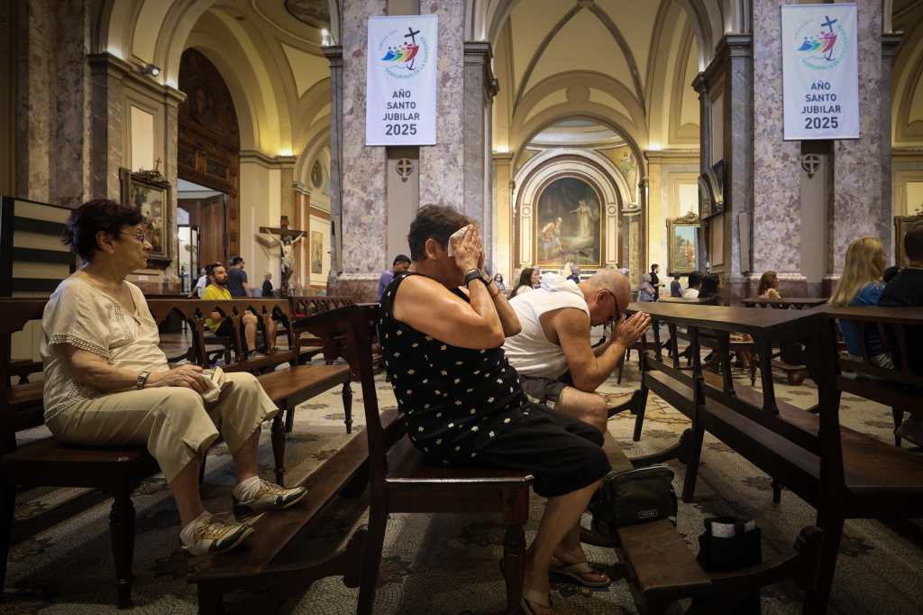 Personas asisten a misa por la salud del Papa Francisco este domingo, 23 de febrero, en la Catedral Metropolitana de Buenos Aires. (Foto: EFE/Juan Ignacio Roncoroni)