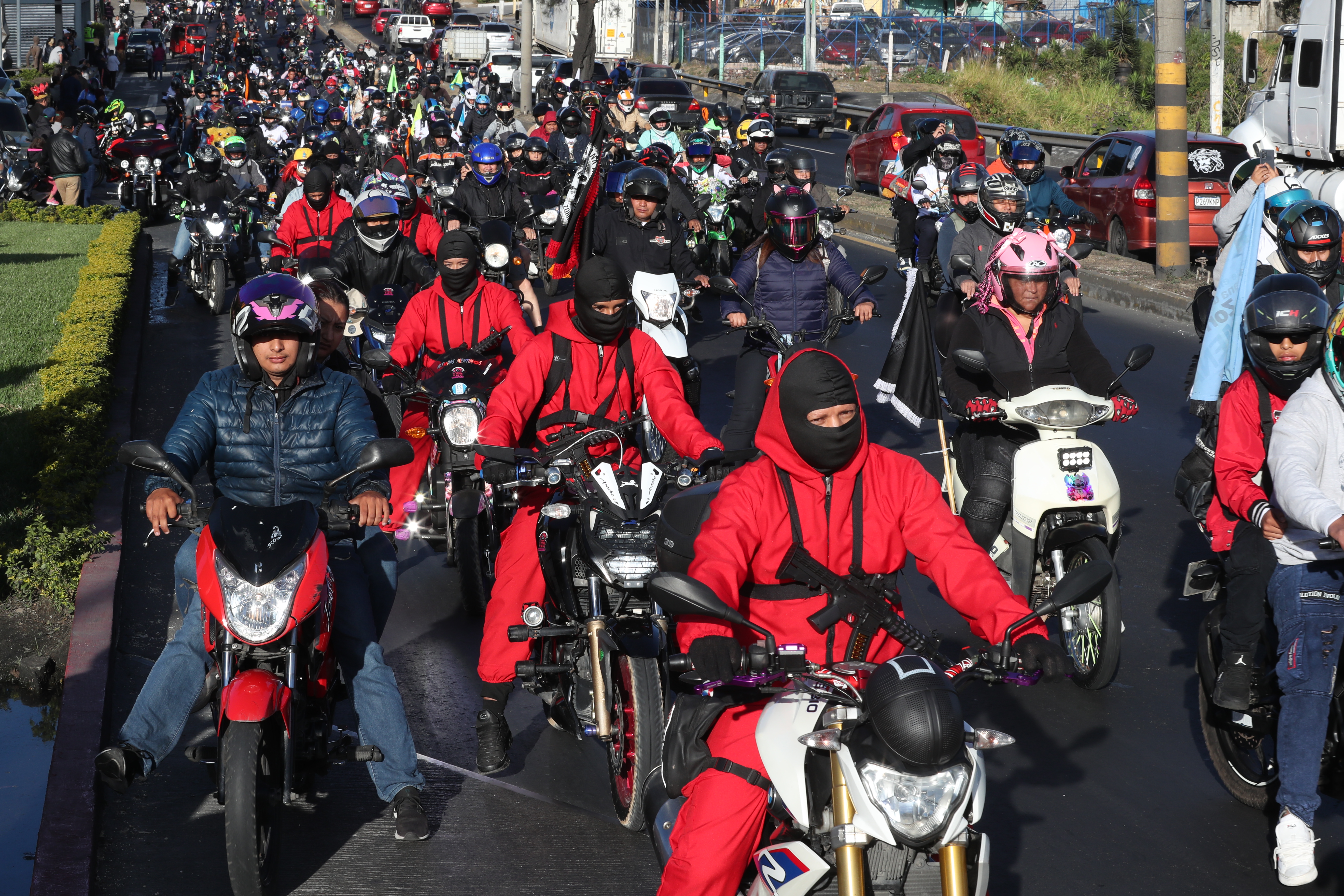 Motociclistas disfrazados de la serie de televisión "El juego del calamar" participan en la peregrinación. (Foto Prensa Libre: Esbin García)