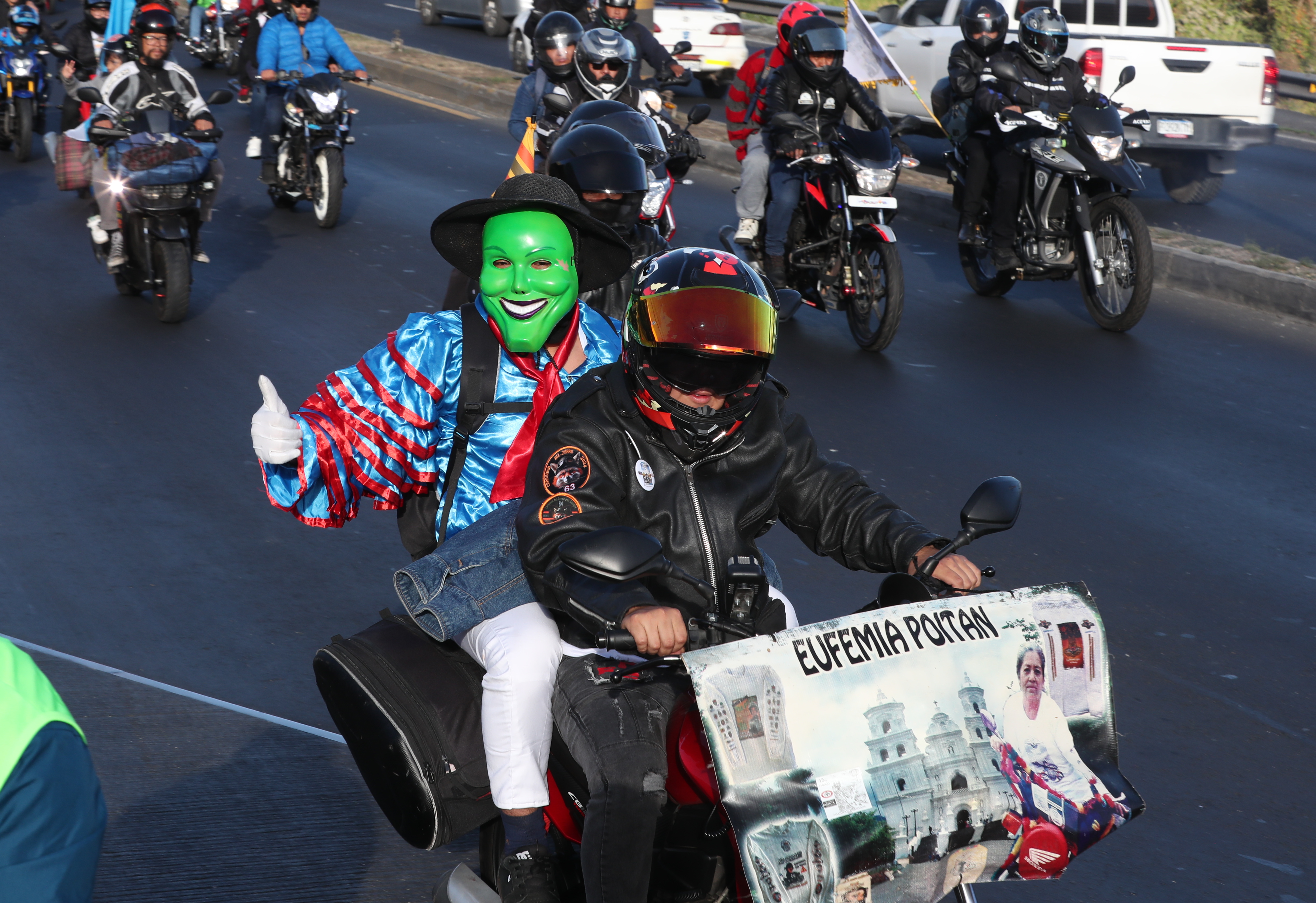 Motoristas han usado su creatividad para decorar sus motocicletas y disfraces. (Foto Prensa Libre: Esbin García)