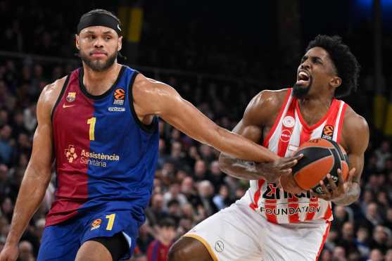 Olympiacos Piraeus' US guard #77 Shaquielle McKissic (R) goes up to shoot defended by Barcelona's US forward #01 Justin Anderson during the Euroleague basketball match between FC Barcelona and Olympiakos Piraeus at the Palau Blaugrana arena in Barcelona, on February 7, 2025. (Photo by Josep LAGO / AFP)