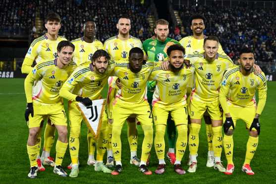 Juventus' initial line-up players pose prior to the Italian Serie A football match between Como and Juventus at the Giuseppe Sinigaglia Stadium in Como, on February 7, 2025. (Photo by Piero CRUCIATTI / AFP)