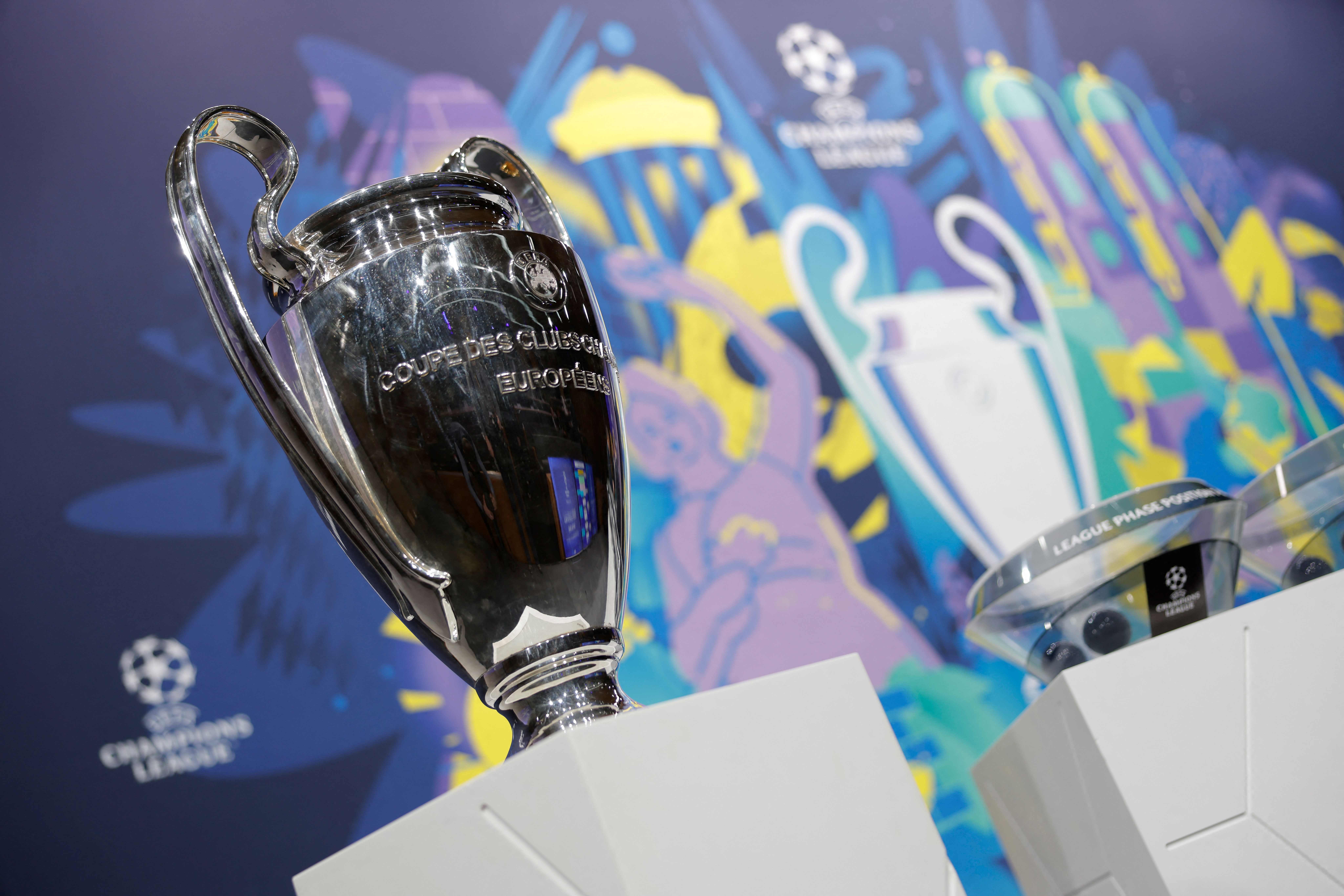 Una foto muestra el trofeo de la Copa de Clubes Campeones de Europa exhibido en el escenario antes del sorteo de los octavos de final del torneo de fútbol de la Liga de Campeones de la UEFA 2024-2025 en la Casa del Futbol Europeo en Nyon, el 21 de febrero de 2025.