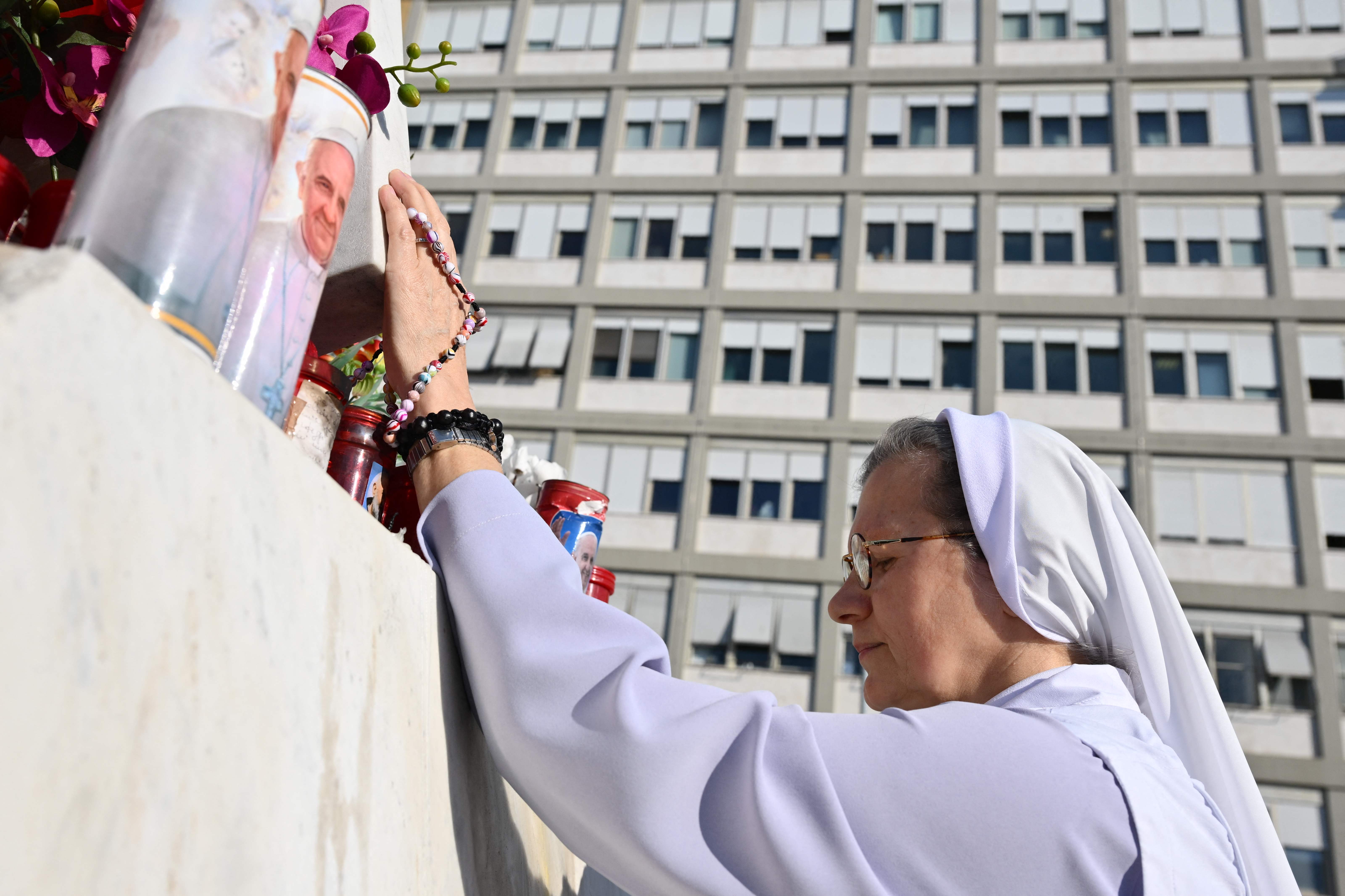 El papa Francisco padece actualmente de una neumonía bilateral que ha afectado su salud de forma significativa. Sin embargo, en su historial médico hay otras enfermedades que han aquejado al pontífice en distintos momentos de su vida. (Foto Prensa Libre: AFP)