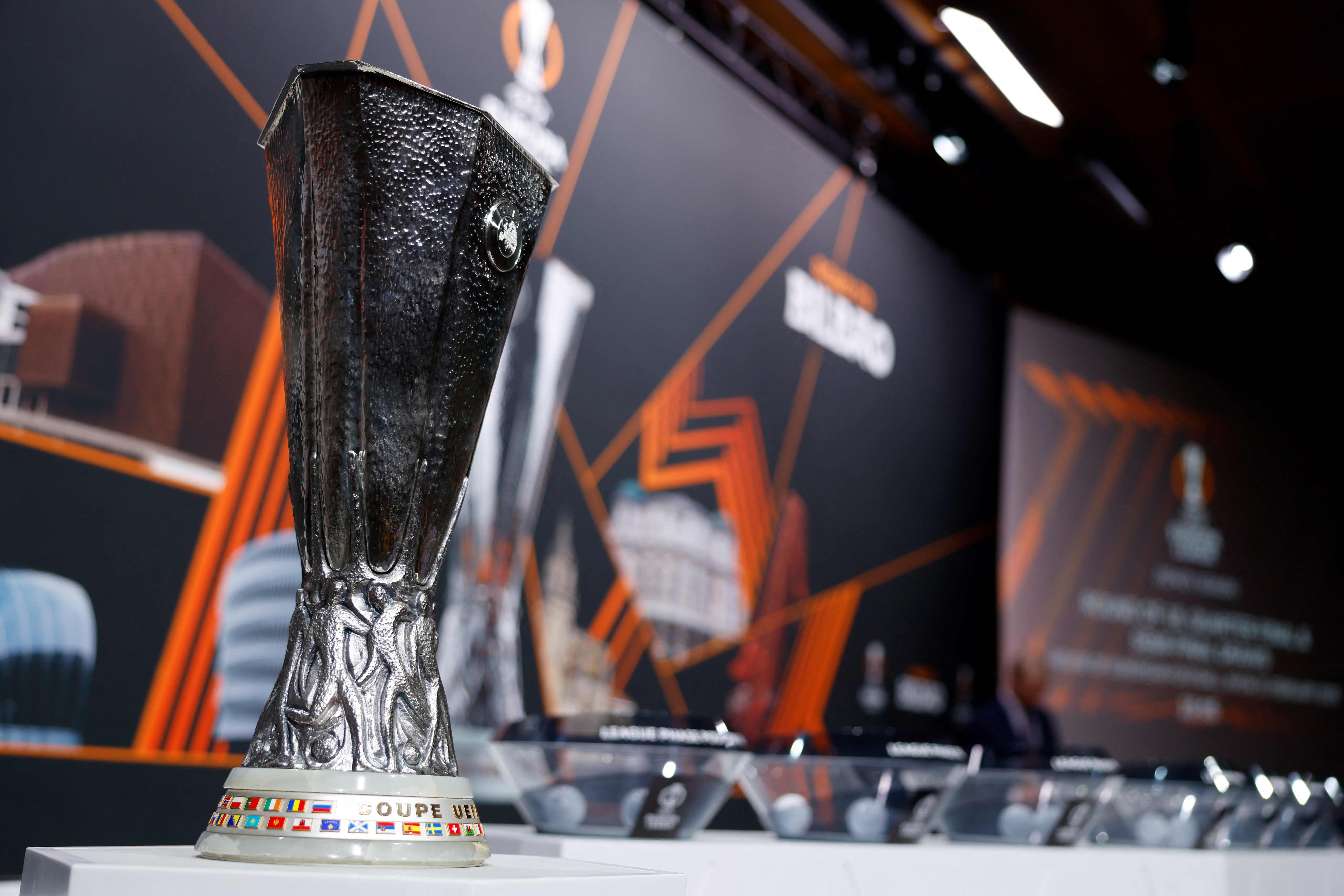 Una fotografía muestra el trofeo de la competición exhibido. (Foto Prensa Libre: AFP)