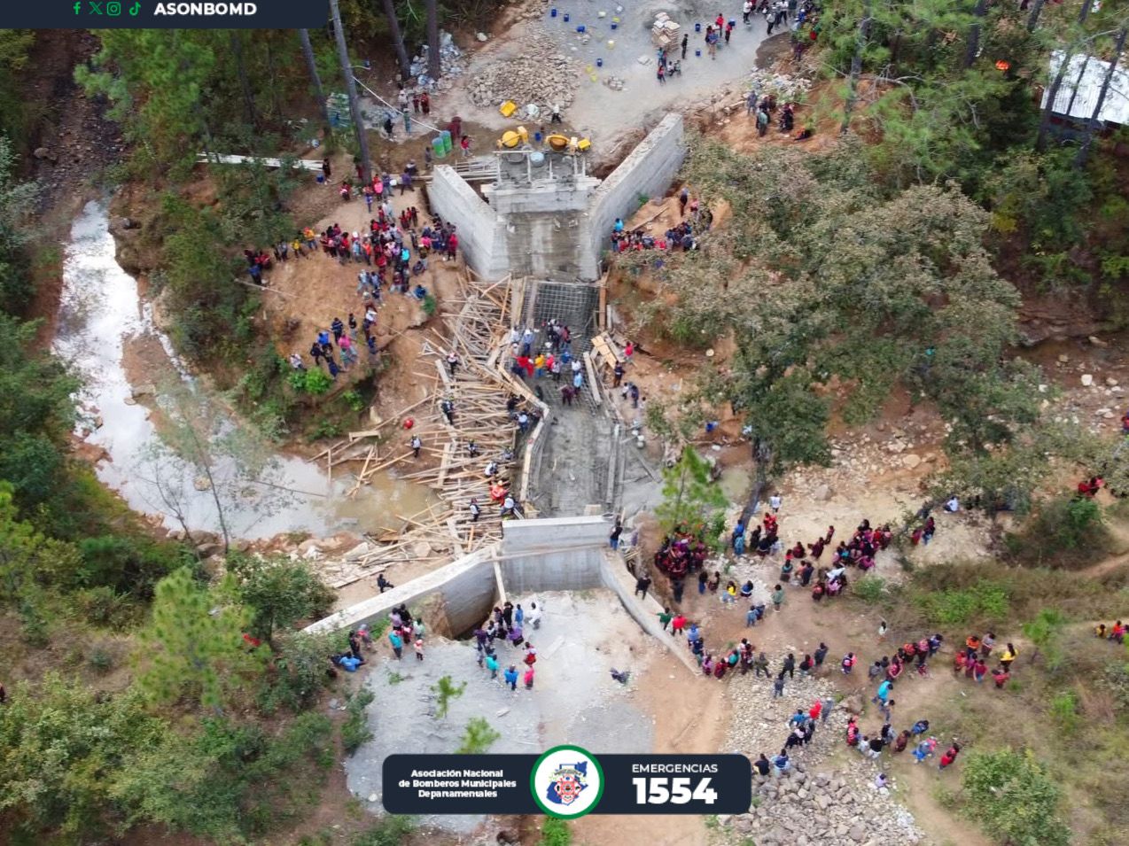 Un puente en construcción colapsó este 13 de febrero en Santa Cruz del Quiché, lo que dejó al menos 25 personas heridas. (Foto Prensa Libre: Bomberos Municipales Departamentales)

