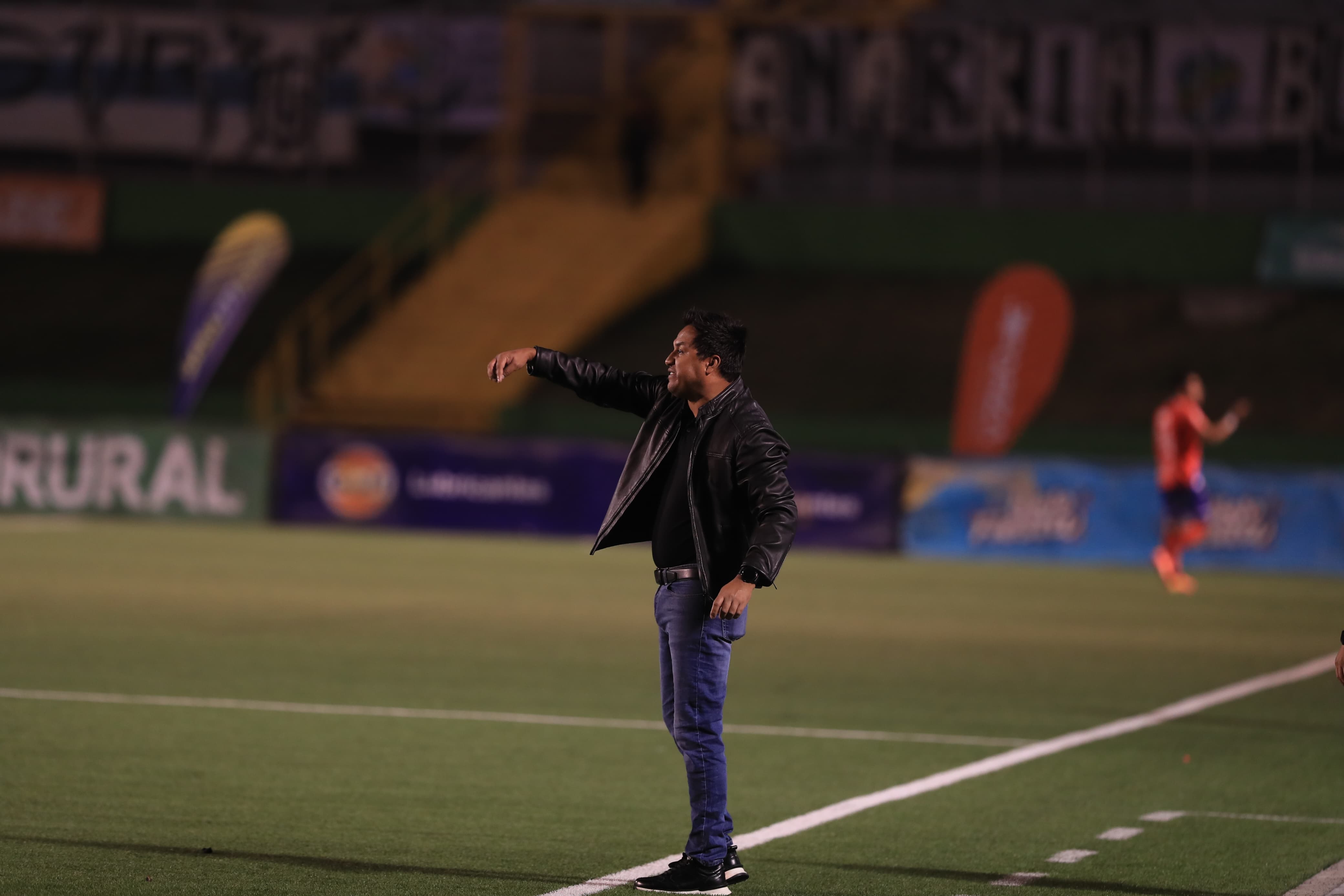 El técnico guatemalteco se quejó del arbitraje nacional.