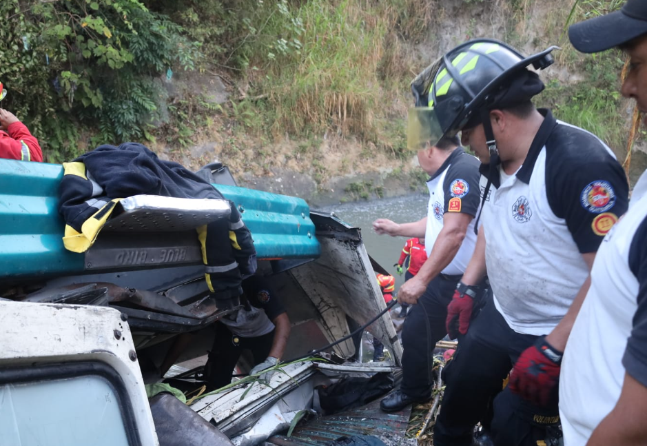 Bus accidentado en la calzada La Paz